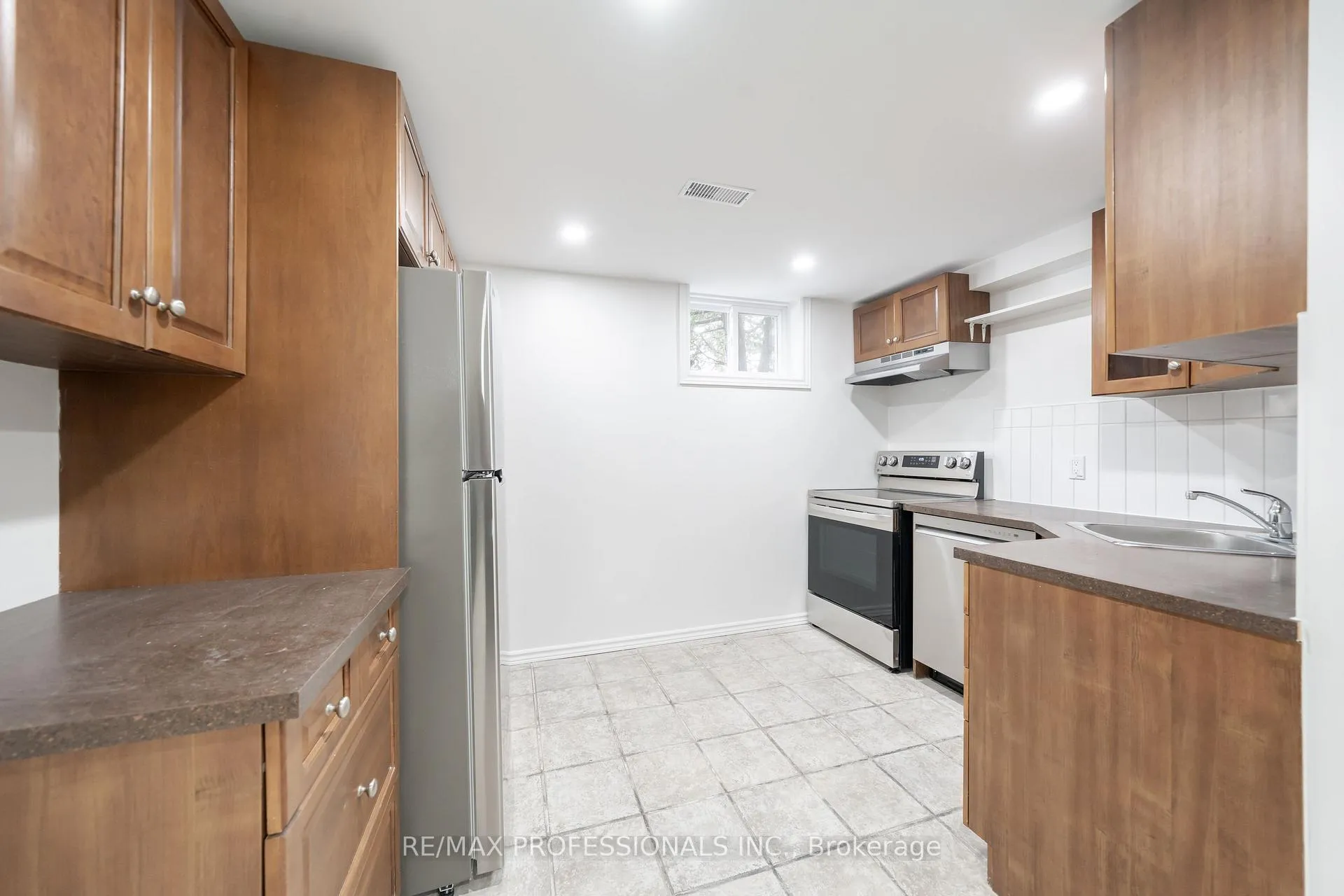 Photo 4 of 635 Peele Boulevard, Burlington, Brant — HOMEH
