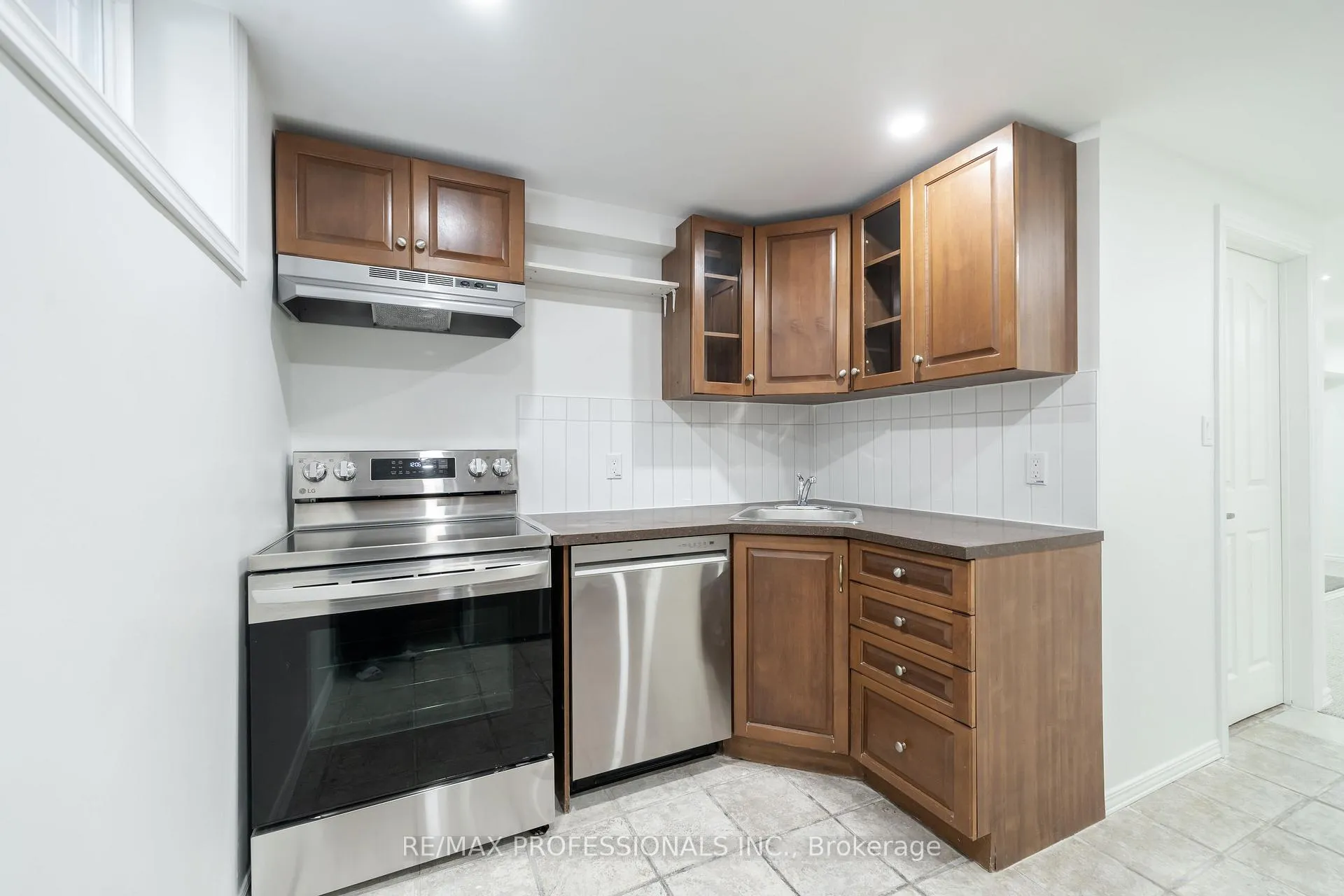 Photo 5 of 635 Peele Boulevard, Burlington, Brant — HOMEH