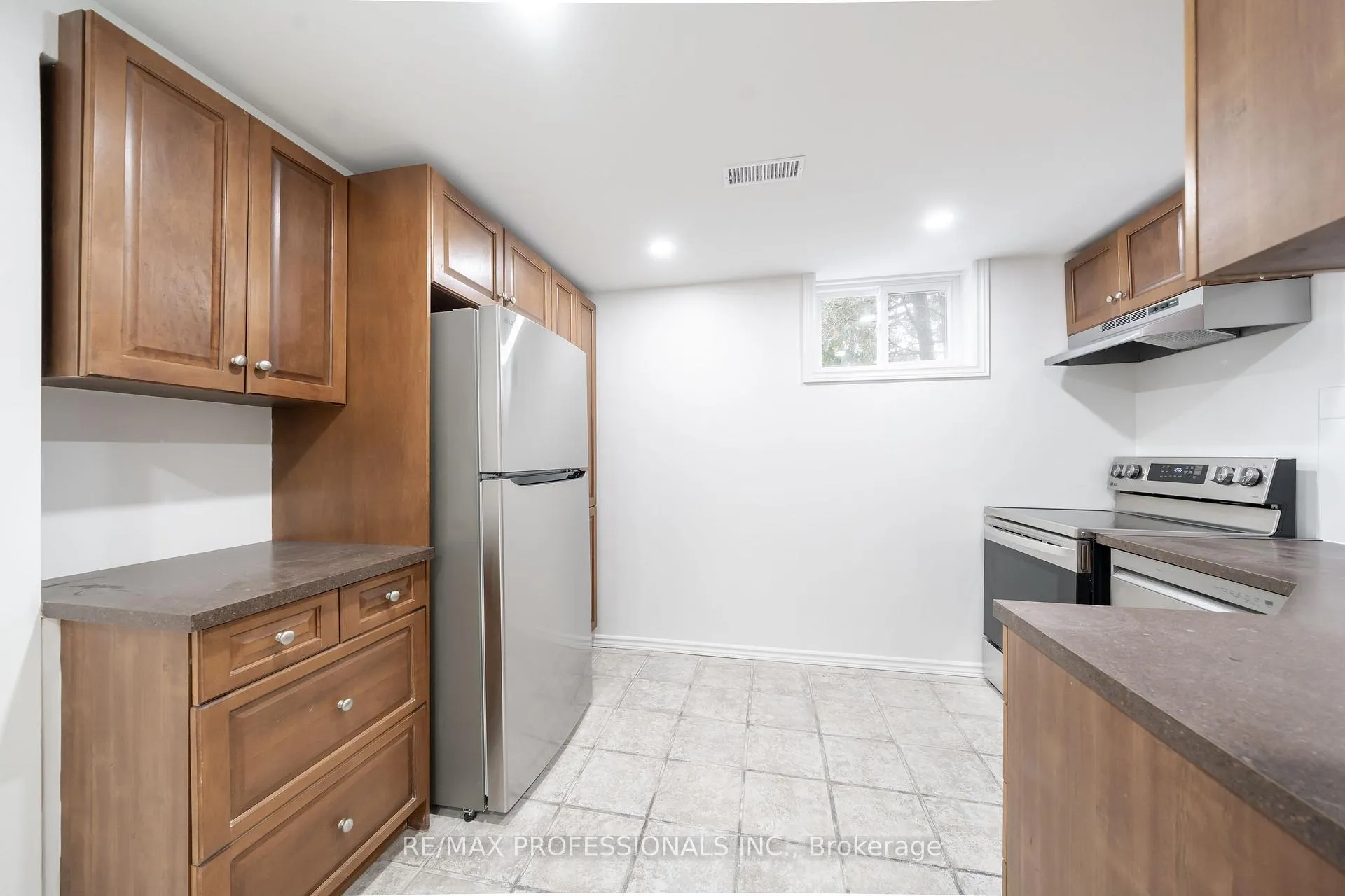 Photo 6 of 635 Peele Boulevard, Burlington, Brant — HOMEH