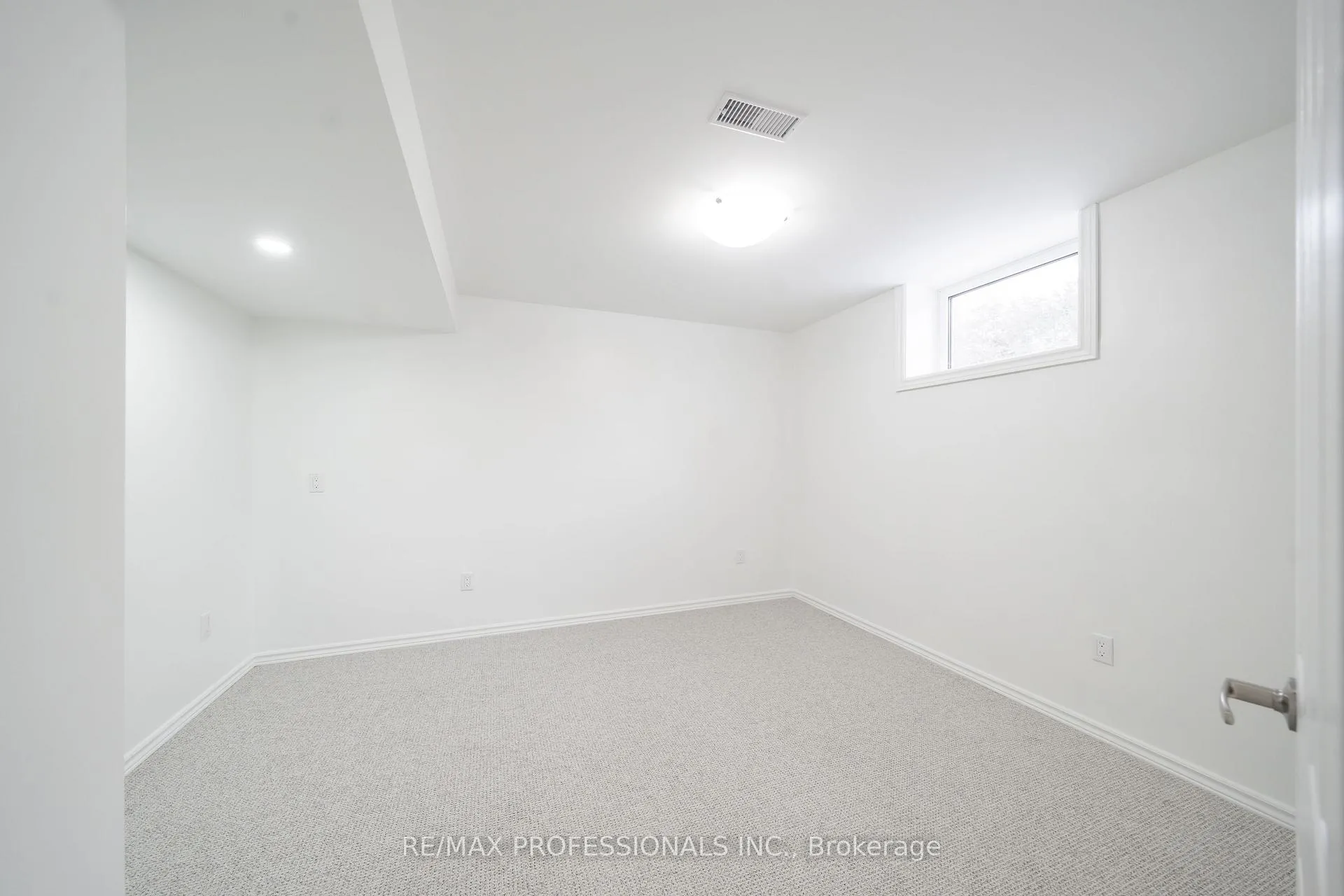 Photo 10 of 635 Peele Boulevard, Burlington, Brant — HOMEH