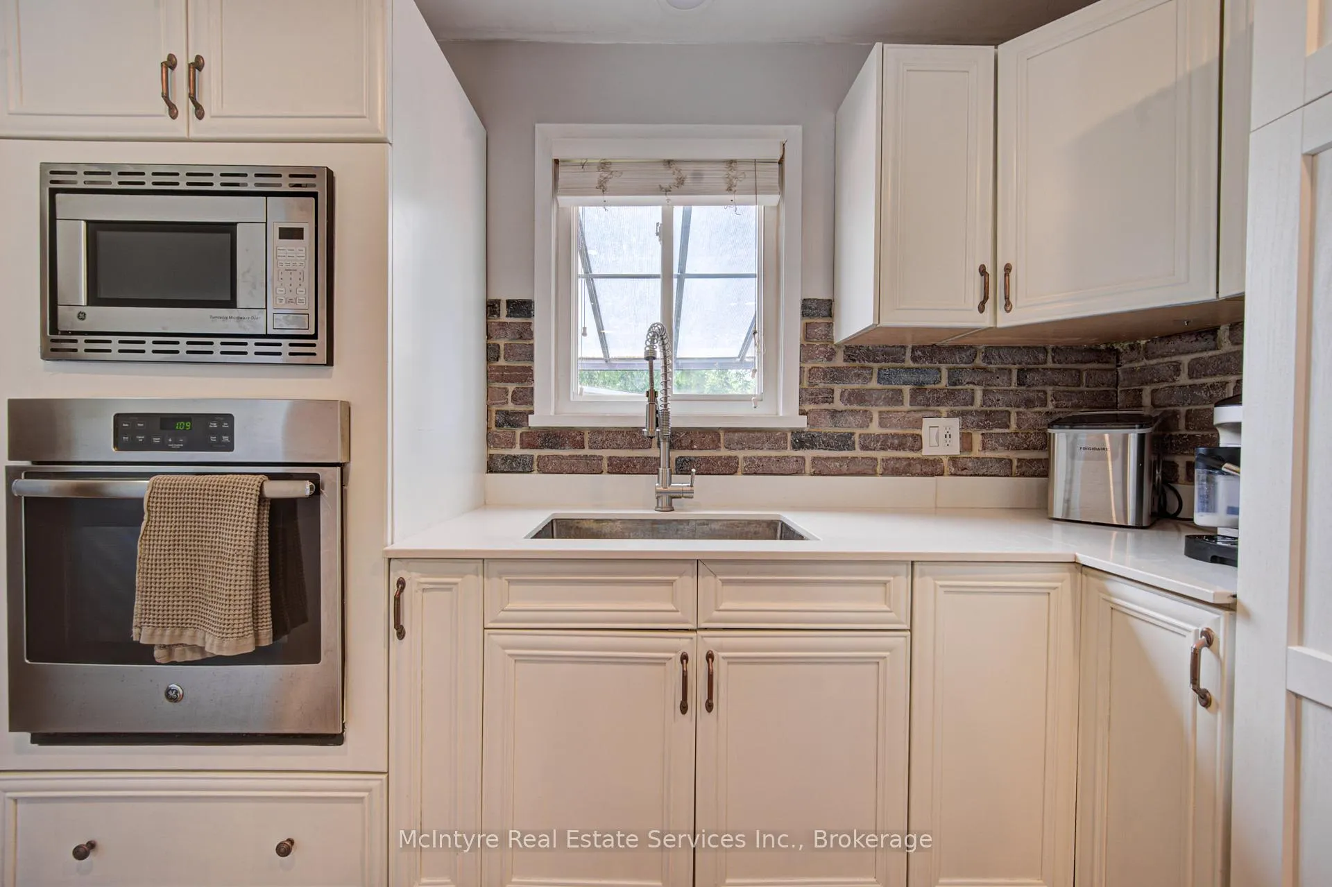Photo 12 of 154 Grand Avenue S, Cambridge, St. Andrews Estates — HOMEH