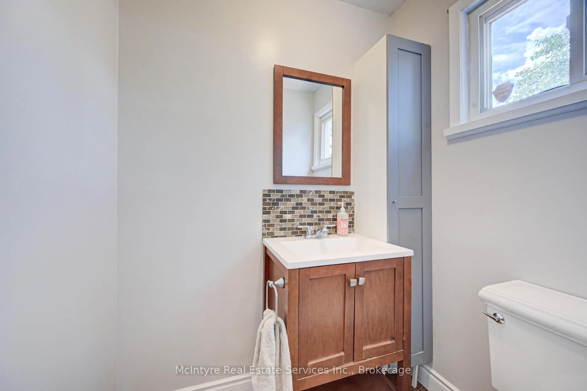 Photo 18 of 154 Grand Avenue S, Cambridge, St. Andrews Estates — HOMEH