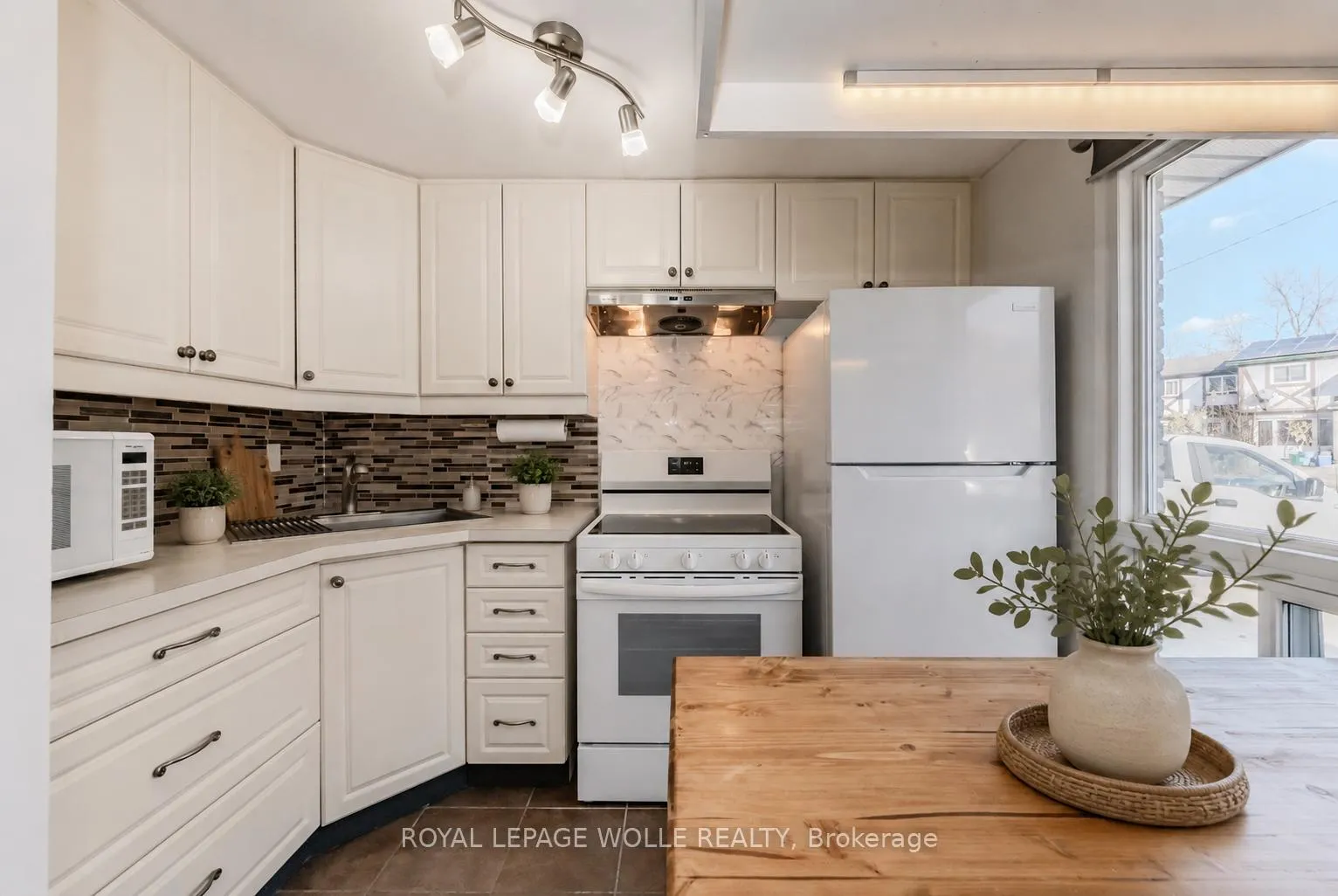 Photo 8 of 550 Parkview Crescent, Cambridge, Preston North — HOMEH