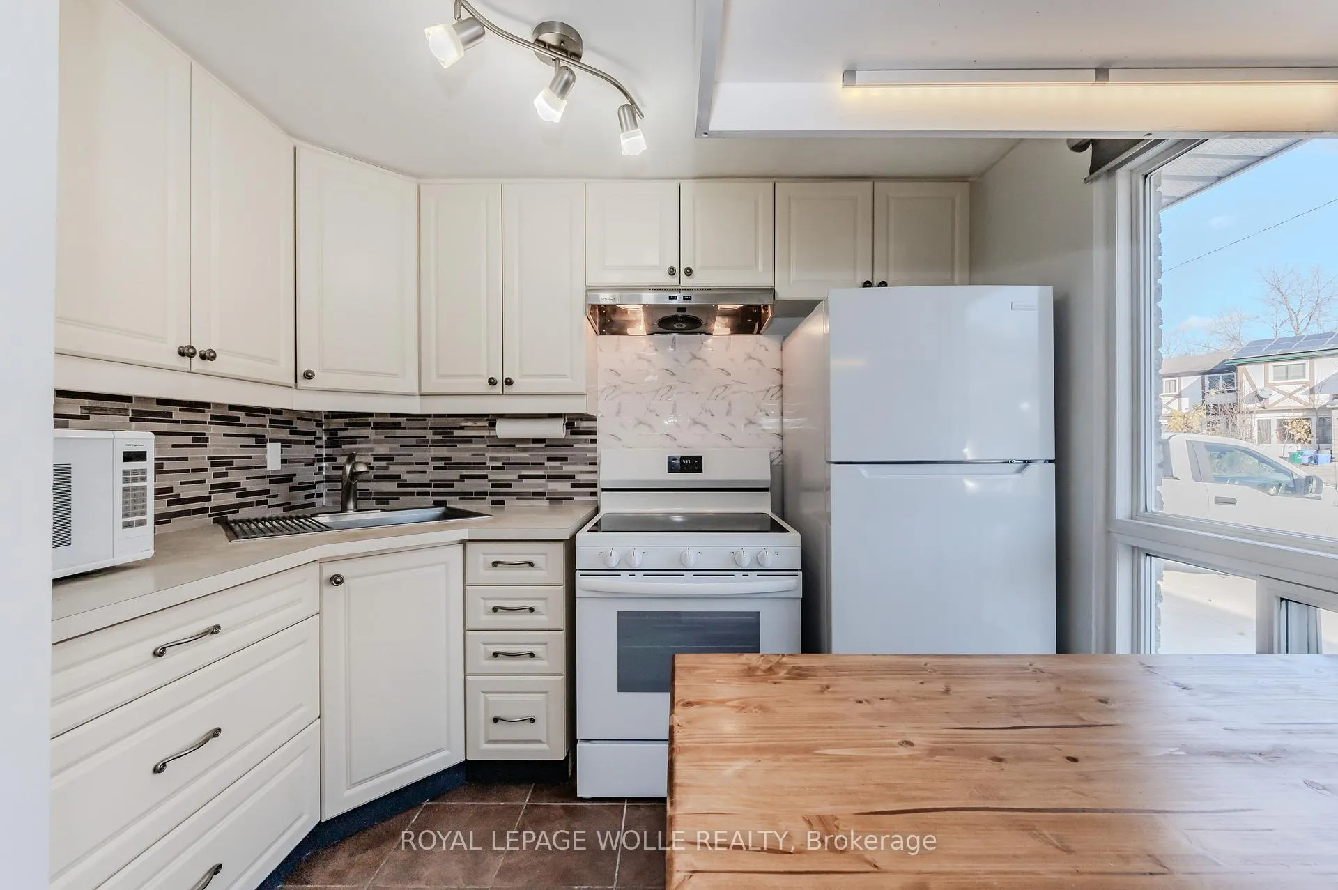 Photo 9 of 550 Parkview Crescent, Cambridge, Preston North — HOMEH