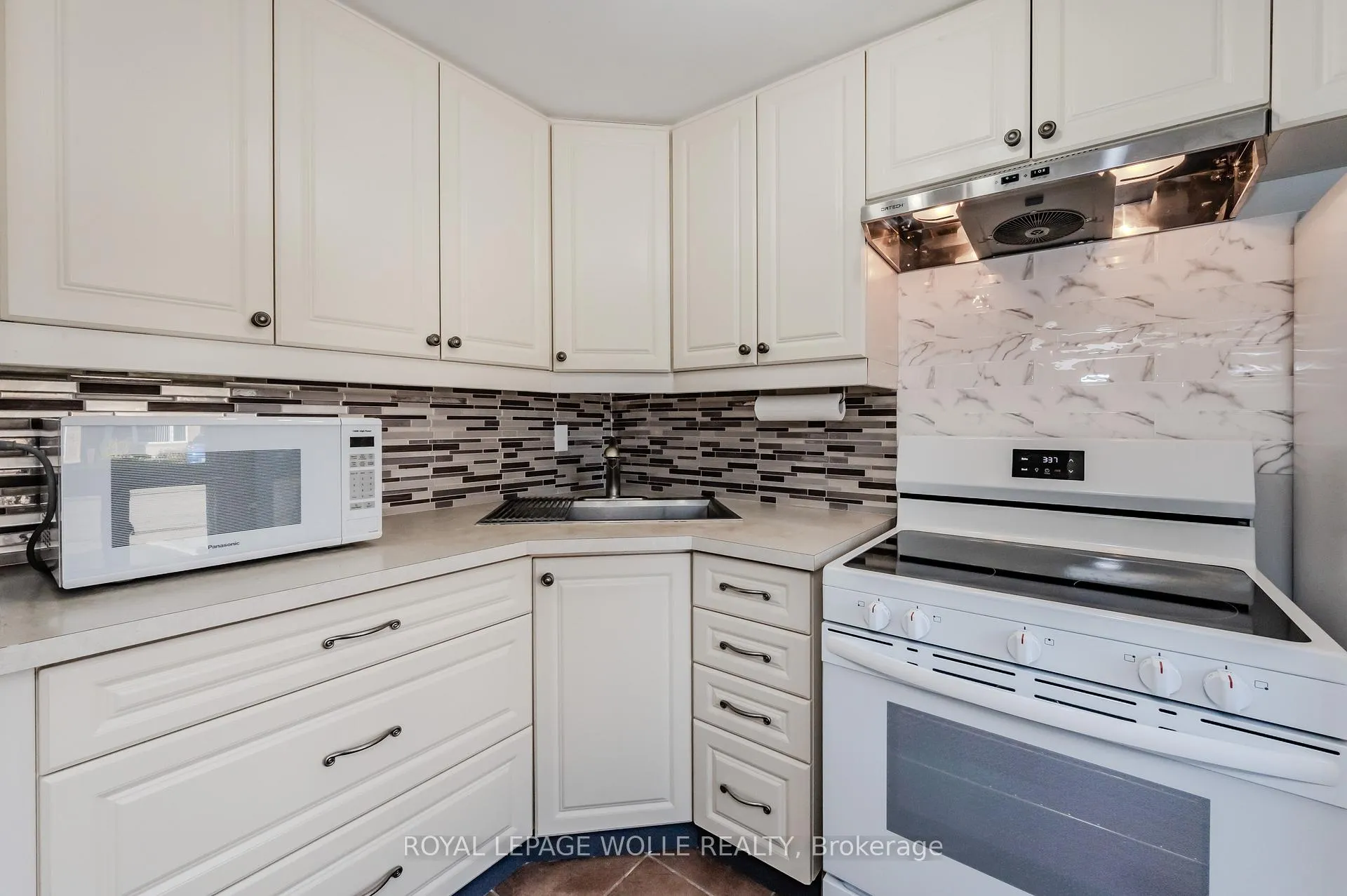 Photo 10 of 550 Parkview Crescent, Cambridge, Preston North — HOMEH