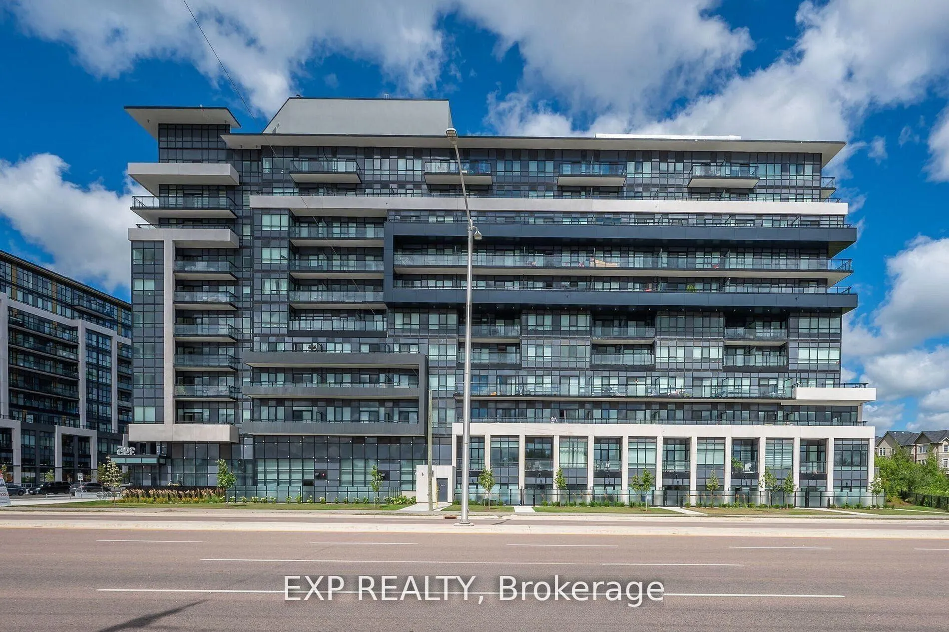 Front of Unit 525, 395 Dundas Street W