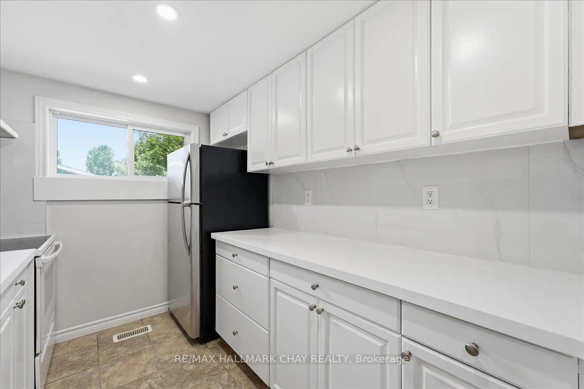 Photo 12 of 2022 St. Johns Road, Innisfil, Alcona — HOMEH