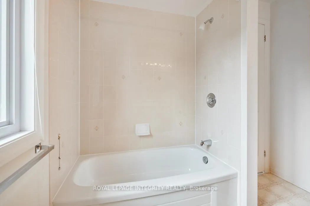 Photo 19 of 6176 Oak Meadows Drive, Ottawa, Chapel Hill — HOMEH