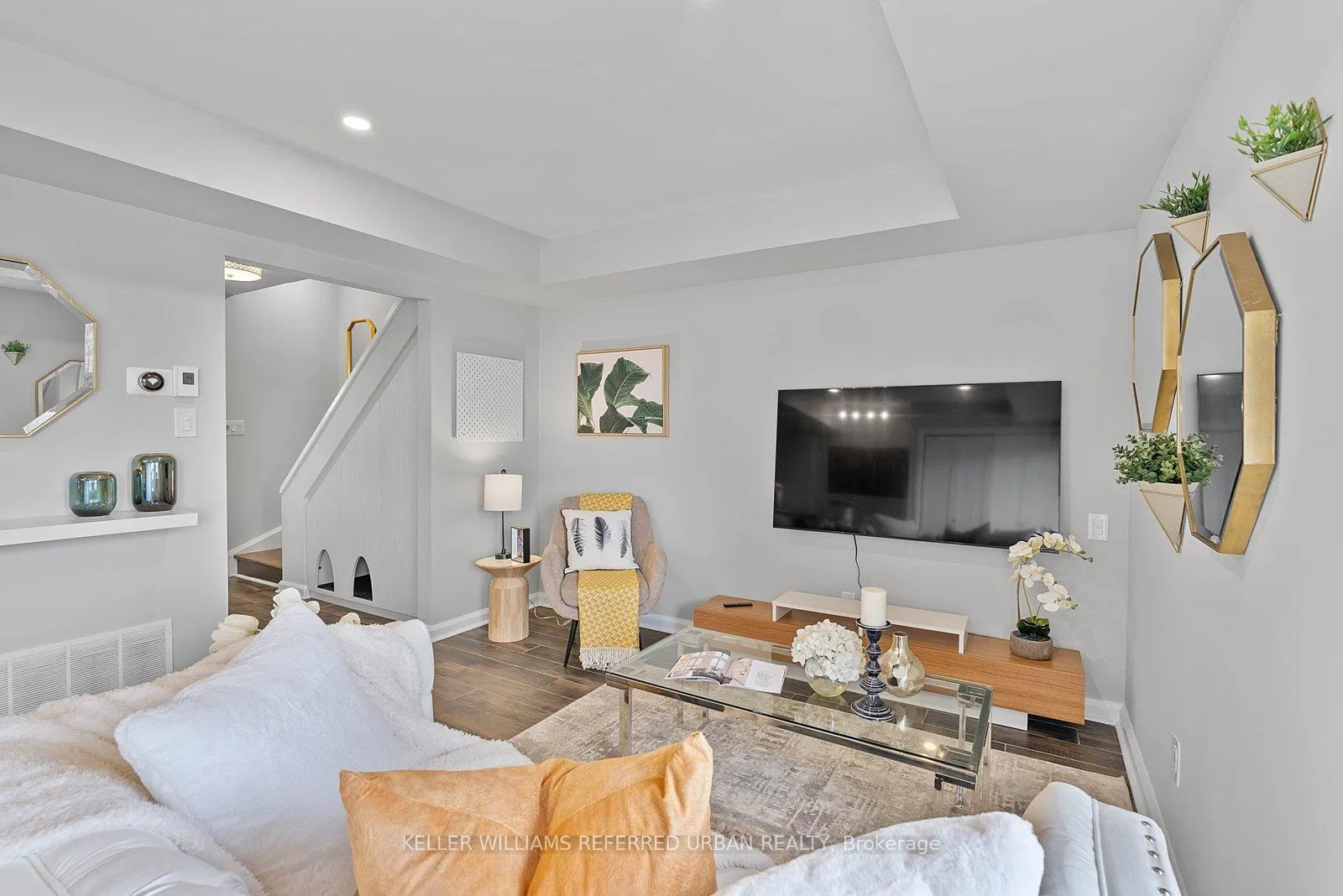 Photo 7 of Unit 4, 2 Withrow Avenue, Toronto, North Riverdale — HOMEH