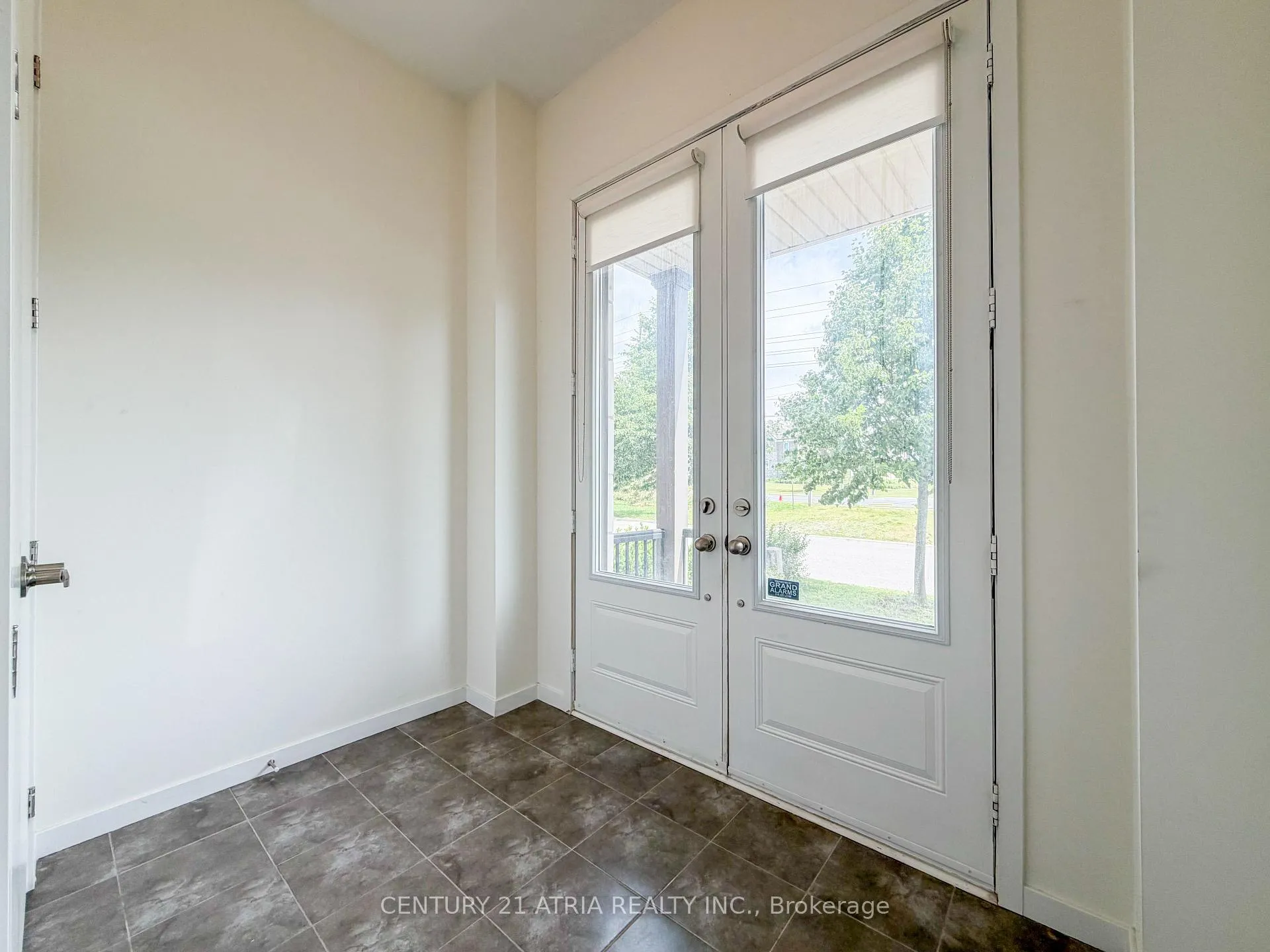 Photo 2 of 405 Elyse Court, Aurora, Bayview Northeast — HOMEH