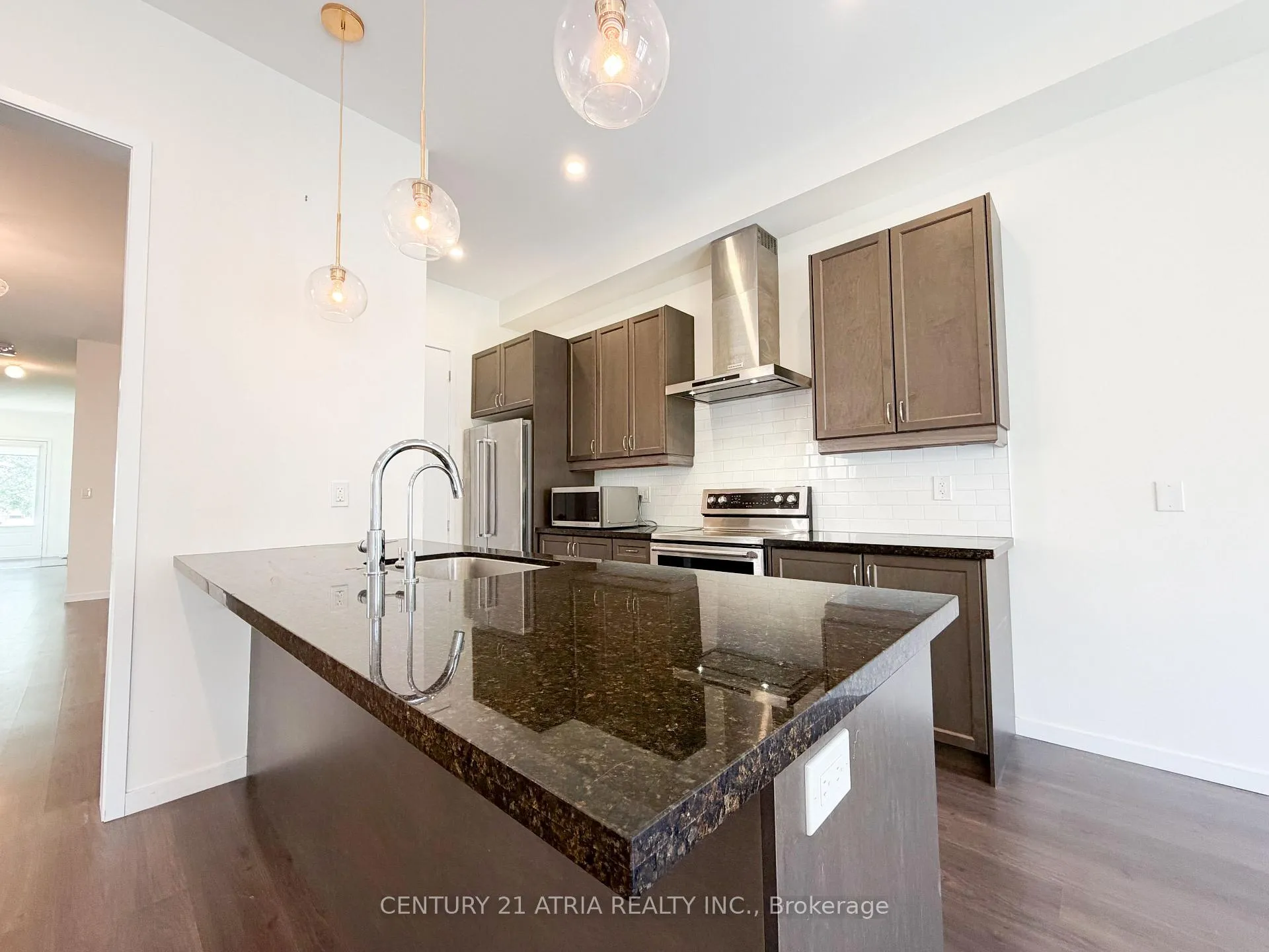 Photo 6 of 405 Elyse Court, Aurora, Bayview Northeast — HOMEH
