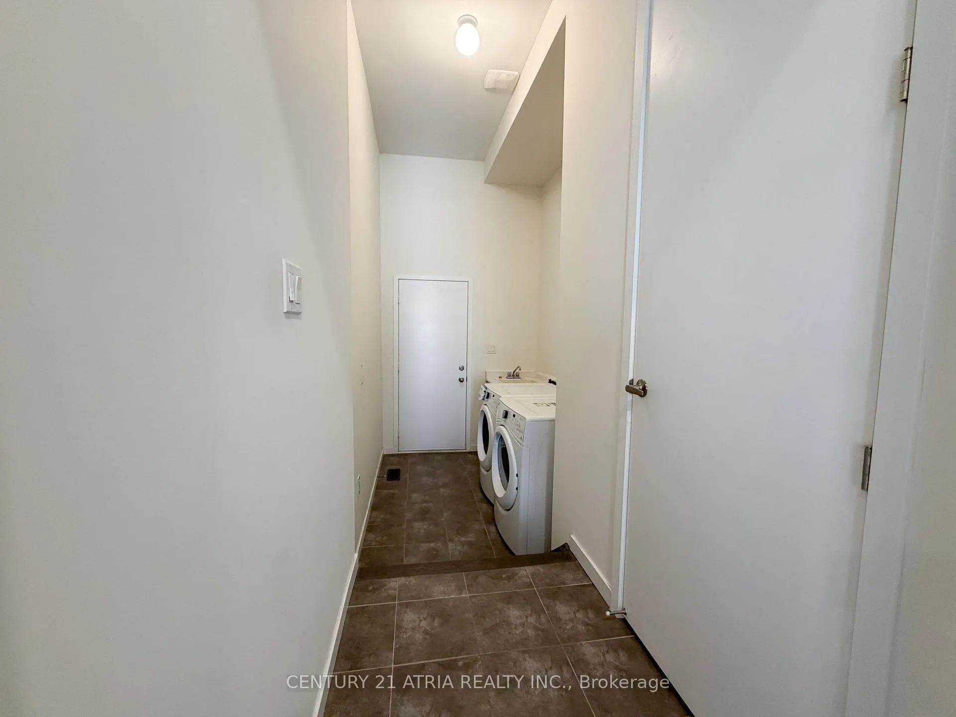 Photo 9 of 405 Elyse Court, Aurora, Bayview Northeast — HOMEH