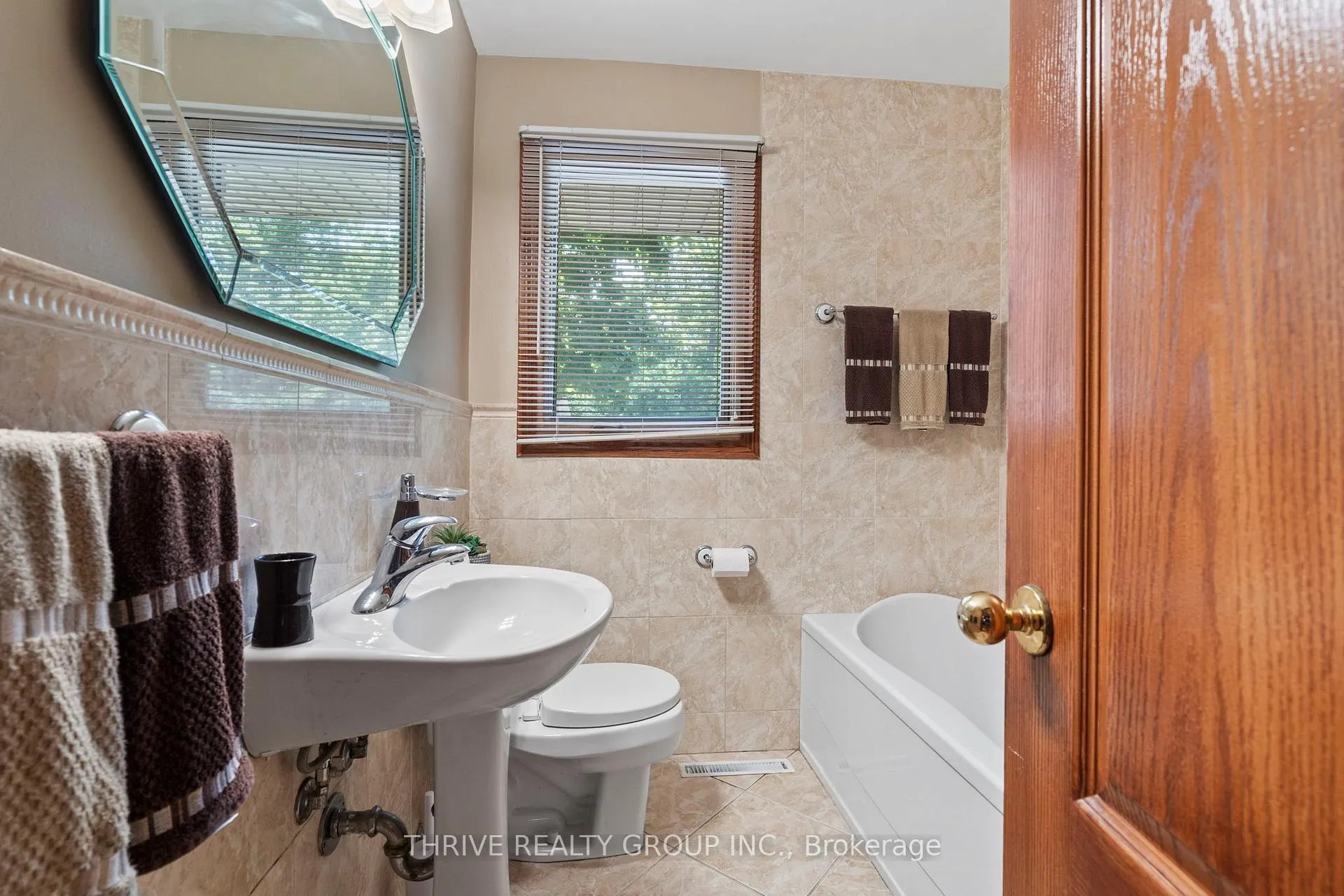 Photo 21 of 255 Ridgewood Crescent, London, South D — HOMEH