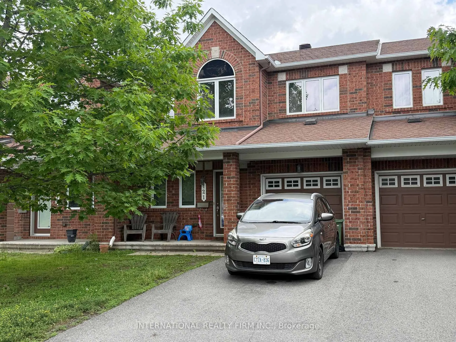 Front of 121 Dunforest Terrace