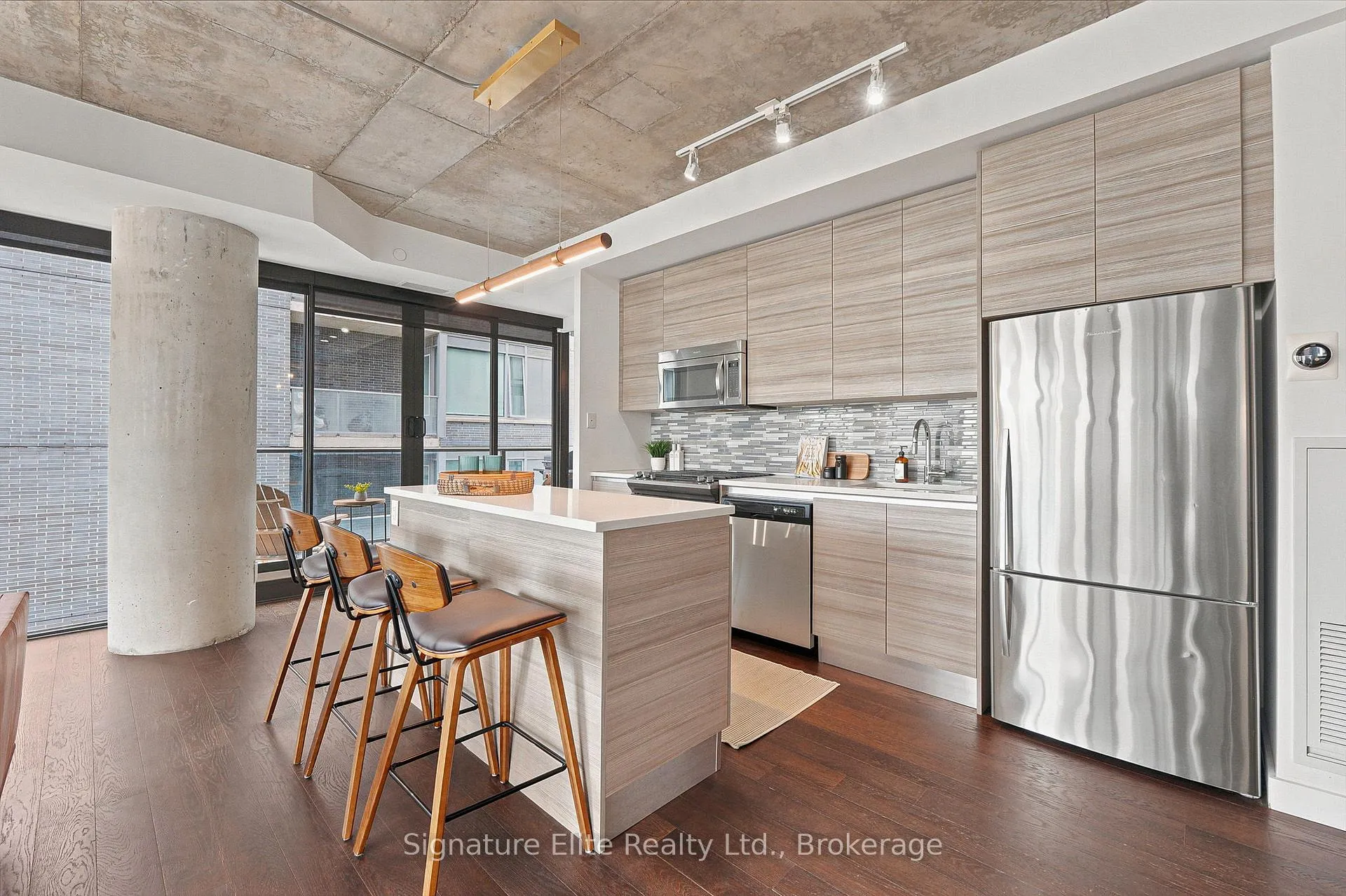 Photo 3 of Unit 1316, 111 Bathurst Street, Toronto, Niagara — HOMEH