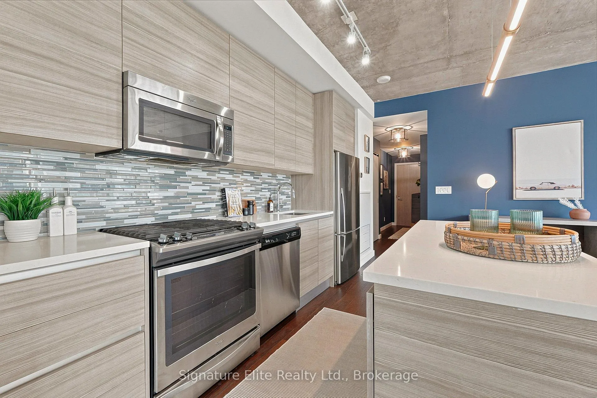 Photo 6 of Unit 1316, 111 Bathurst Street, Toronto, Niagara — HOMEH