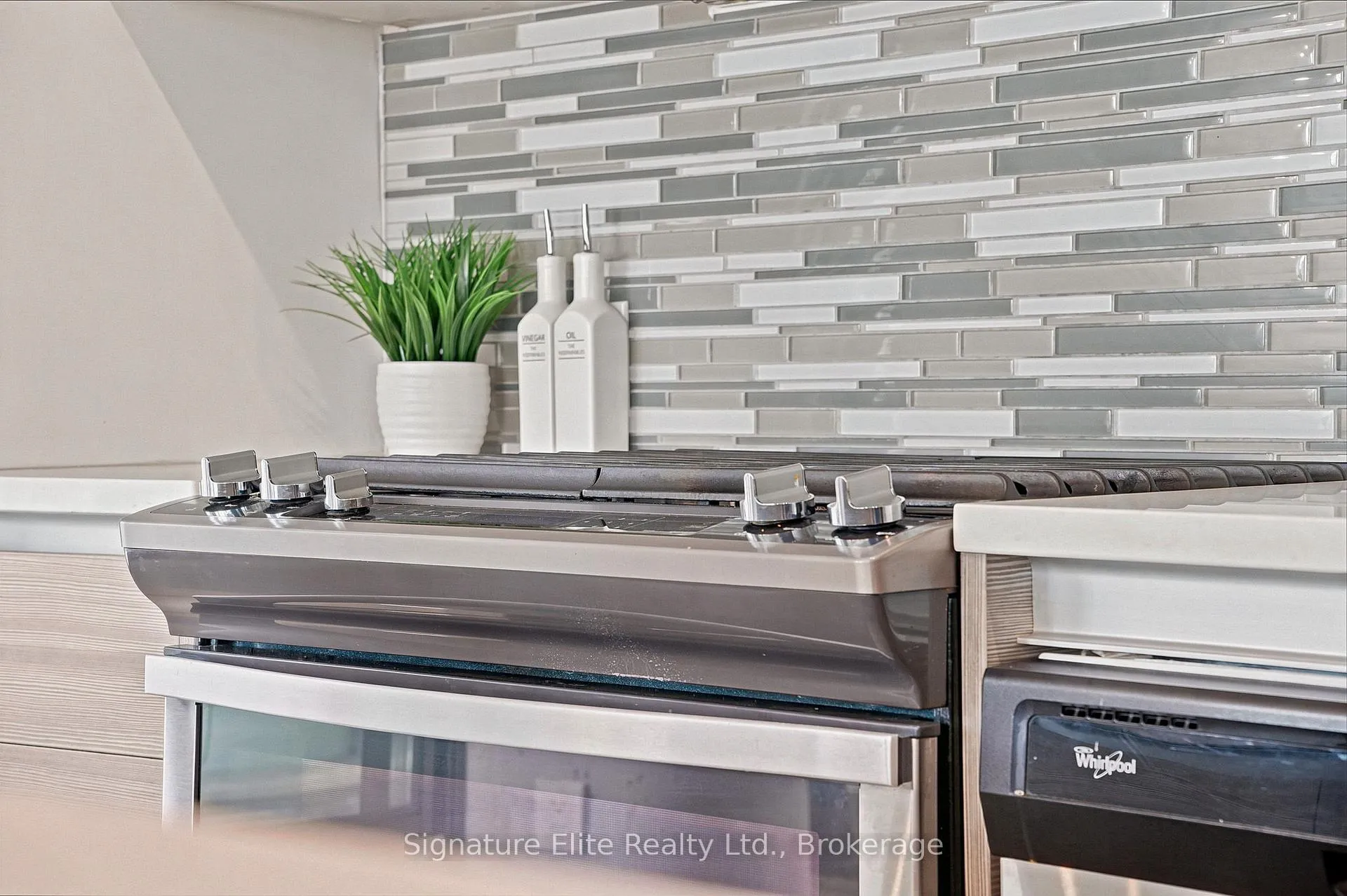Photo 7 of Unit 1316, 111 Bathurst Street, Toronto, Niagara — HOMEH