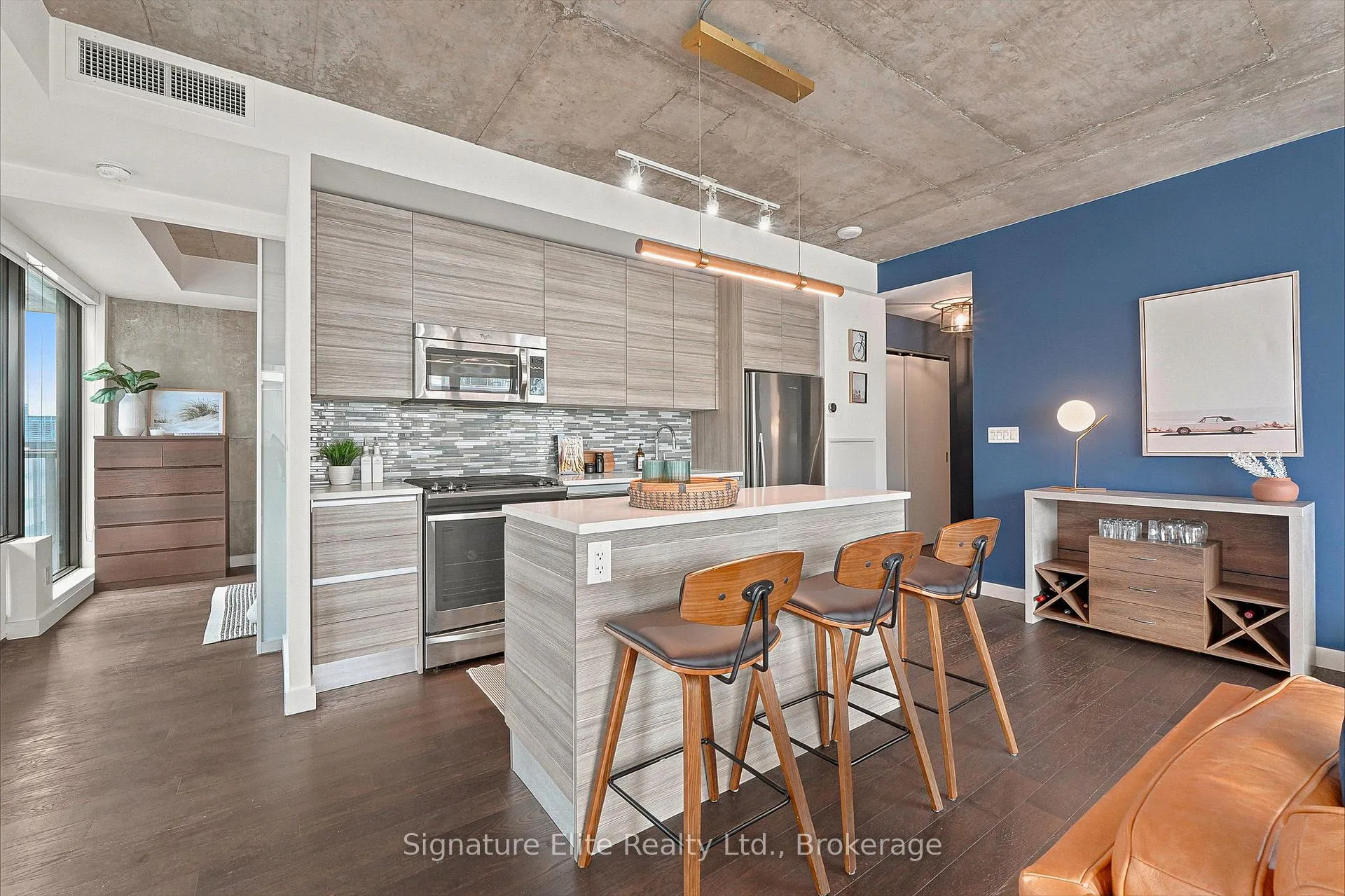 Photo 8 of Unit 1316, 111 Bathurst Street, Toronto, Niagara — HOMEH