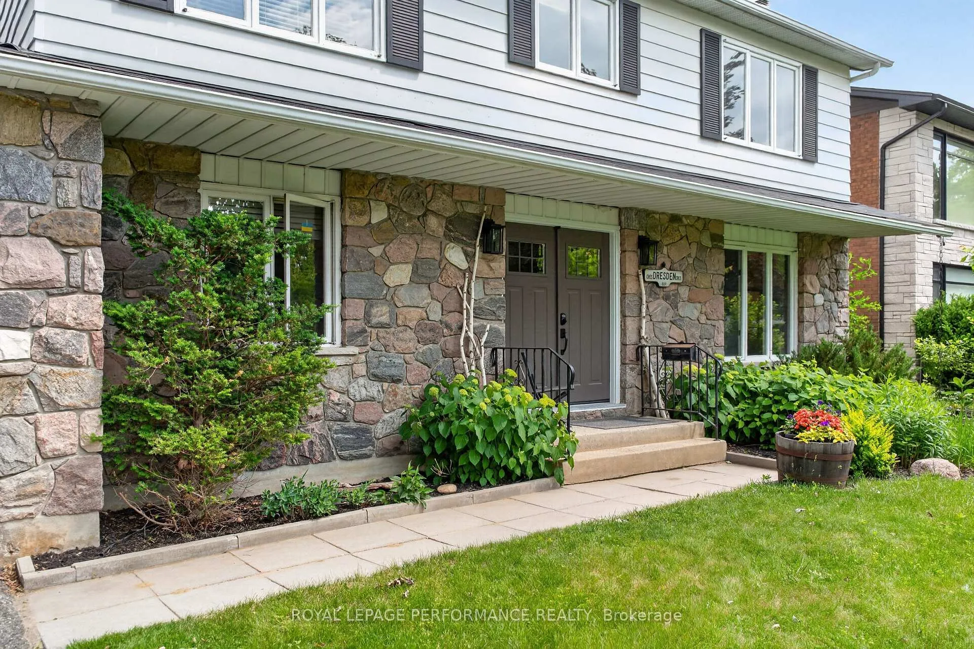 Photo 2 of 889 Dresden Crescent, Ottawa, Whitehaven — HOMEH