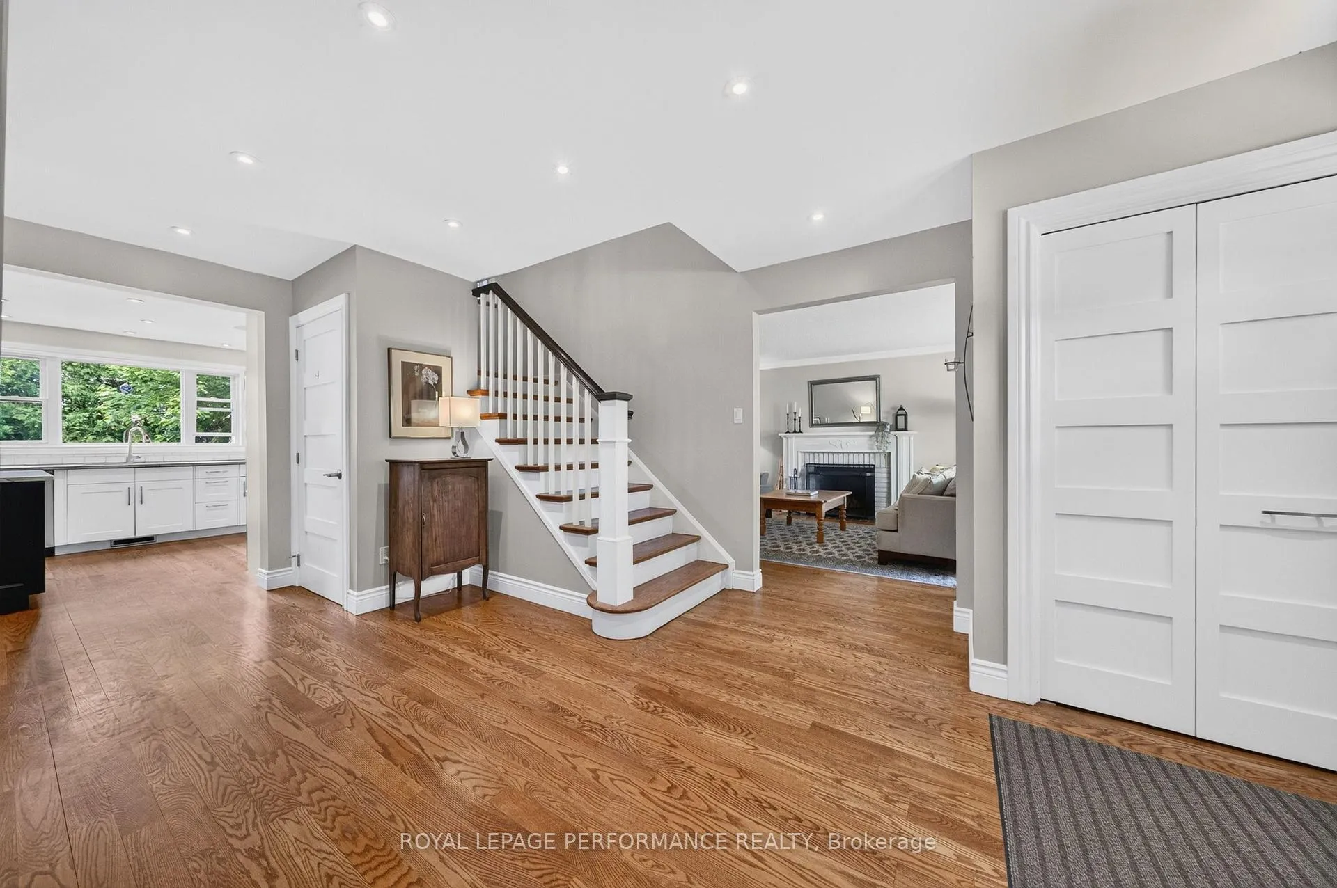 Photo 5 of 889 Dresden Crescent, Ottawa, Whitehaven — HOMEH