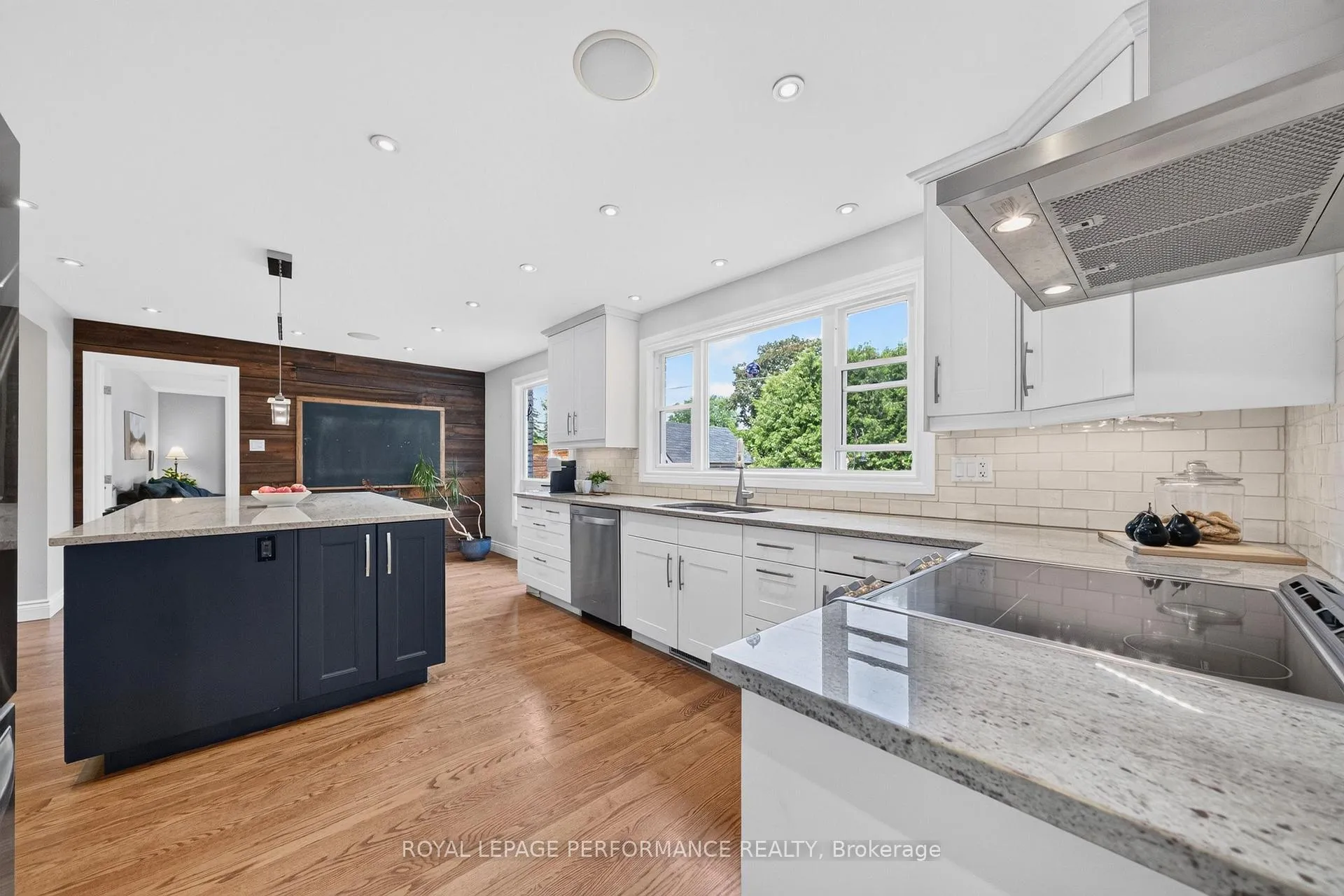 Photo 12 of 889 Dresden Crescent, Ottawa, Whitehaven — HOMEH