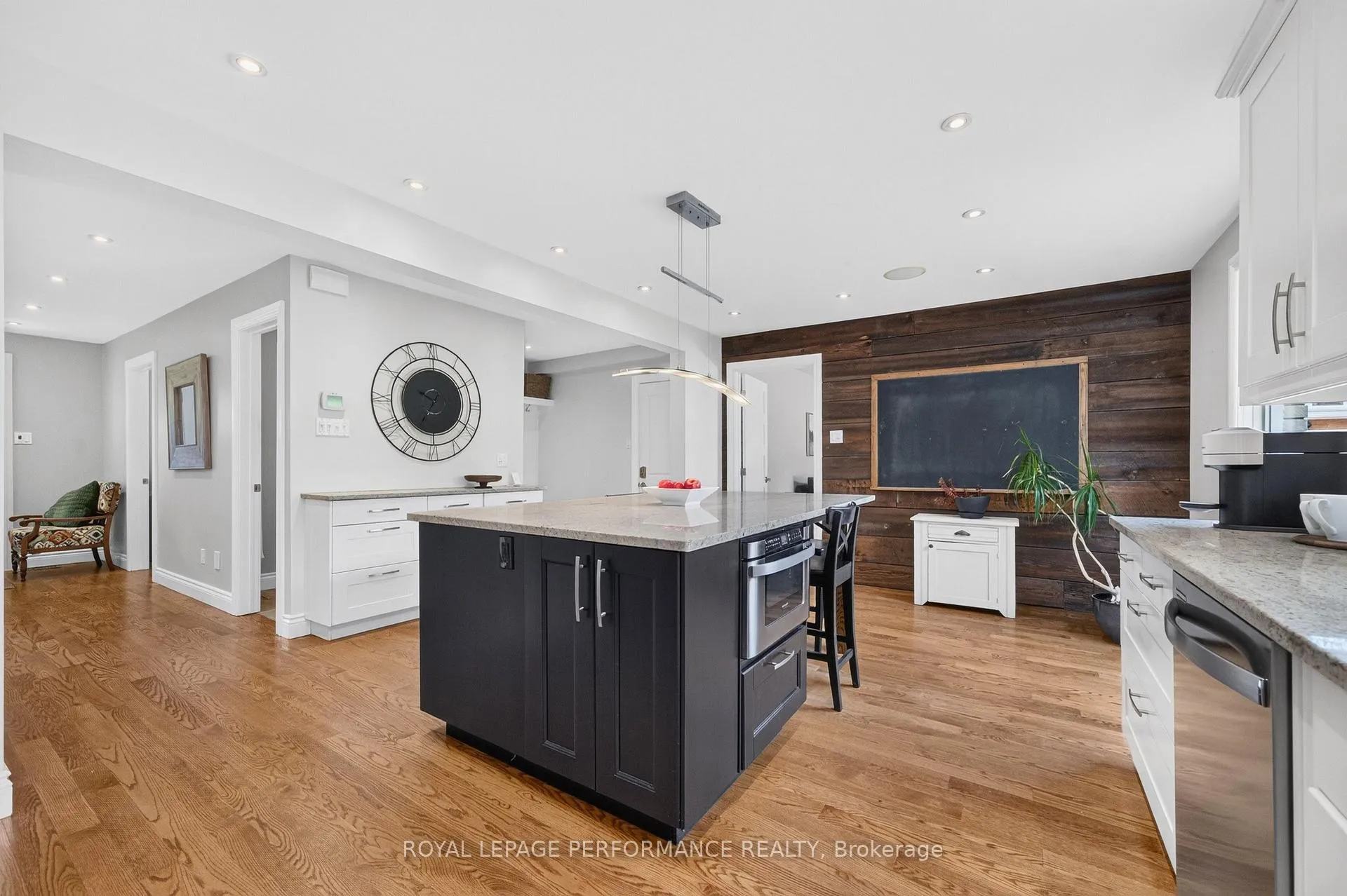 Photo 17 of 889 Dresden Crescent, Ottawa, Whitehaven — HOMEH