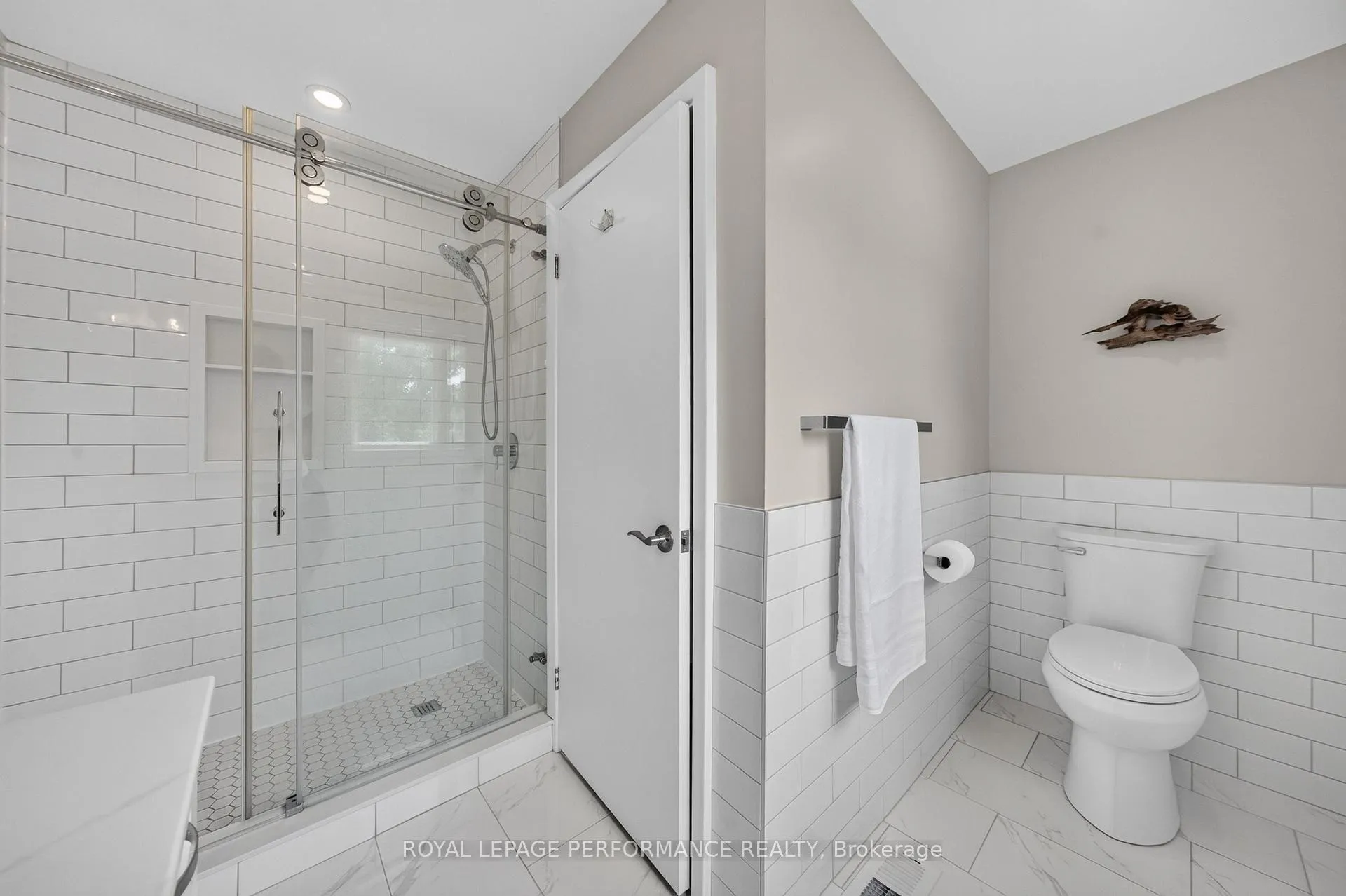 Photo 28 of 889 Dresden Crescent, Ottawa, Whitehaven — HOMEH