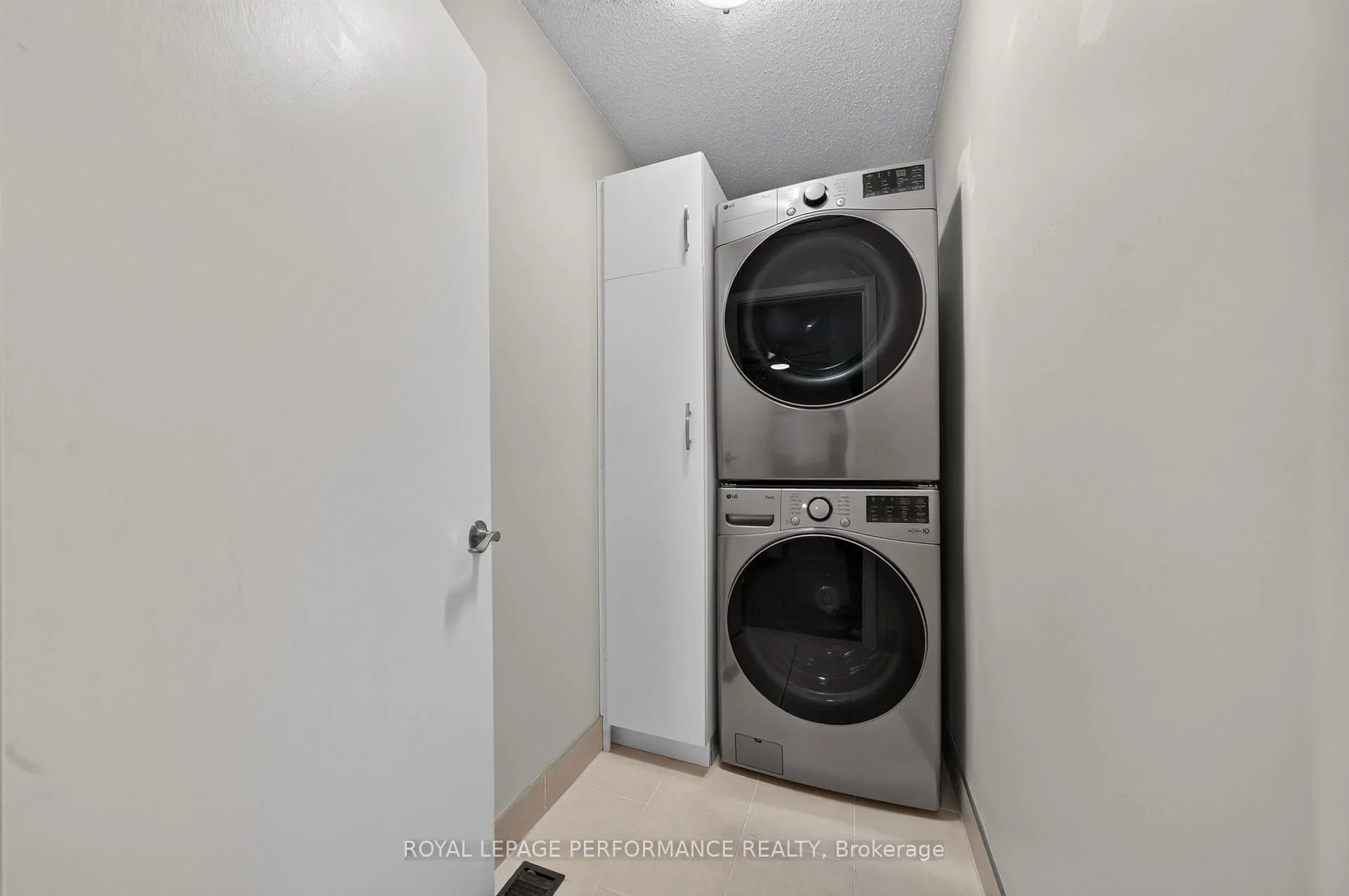 Photo 34 of 889 Dresden Crescent, Ottawa, Whitehaven — HOMEH