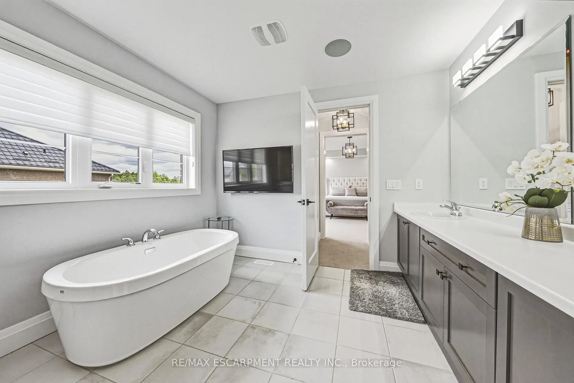 Photo 25 of 55 Robarts Drive, Hamilton, Meadowlands — HOMEH