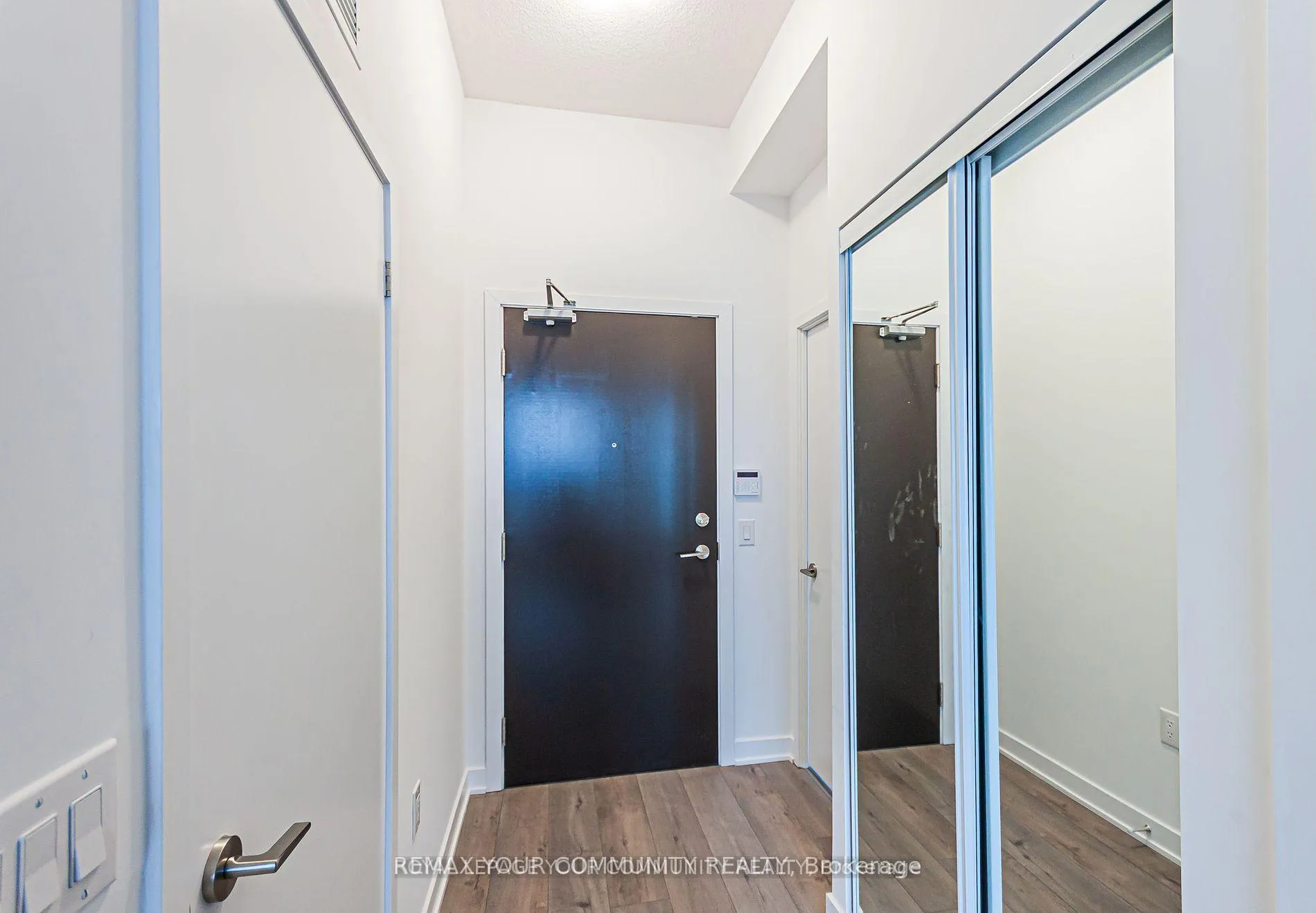 Photo 4 of Unit 1018, 60 Honeycrisp Crescent, Vaughan, Vaughan Corporate Centre — HOMEH