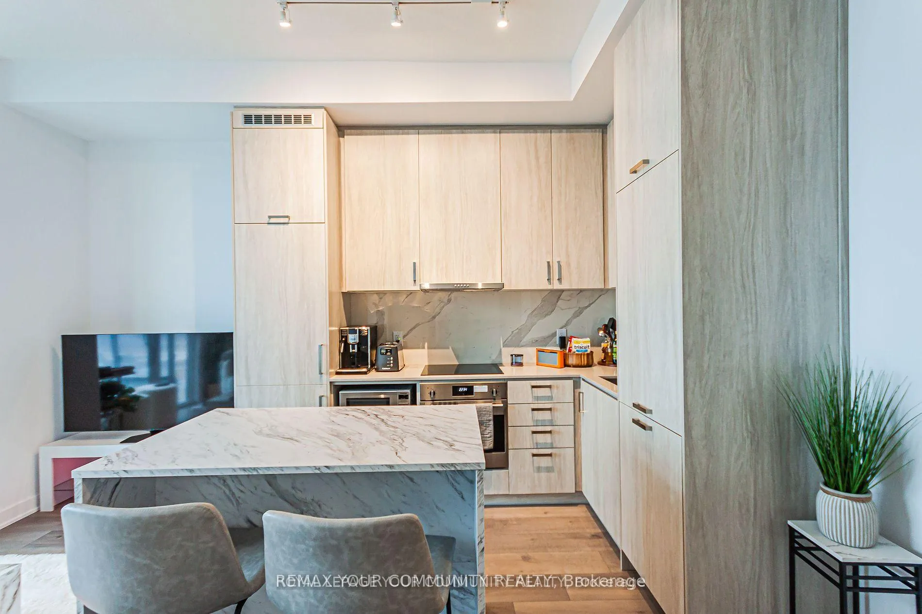 Photo 9 of Unit 1018, 60 Honeycrisp Crescent, Vaughan, Vaughan Corporate Centre — HOMEH