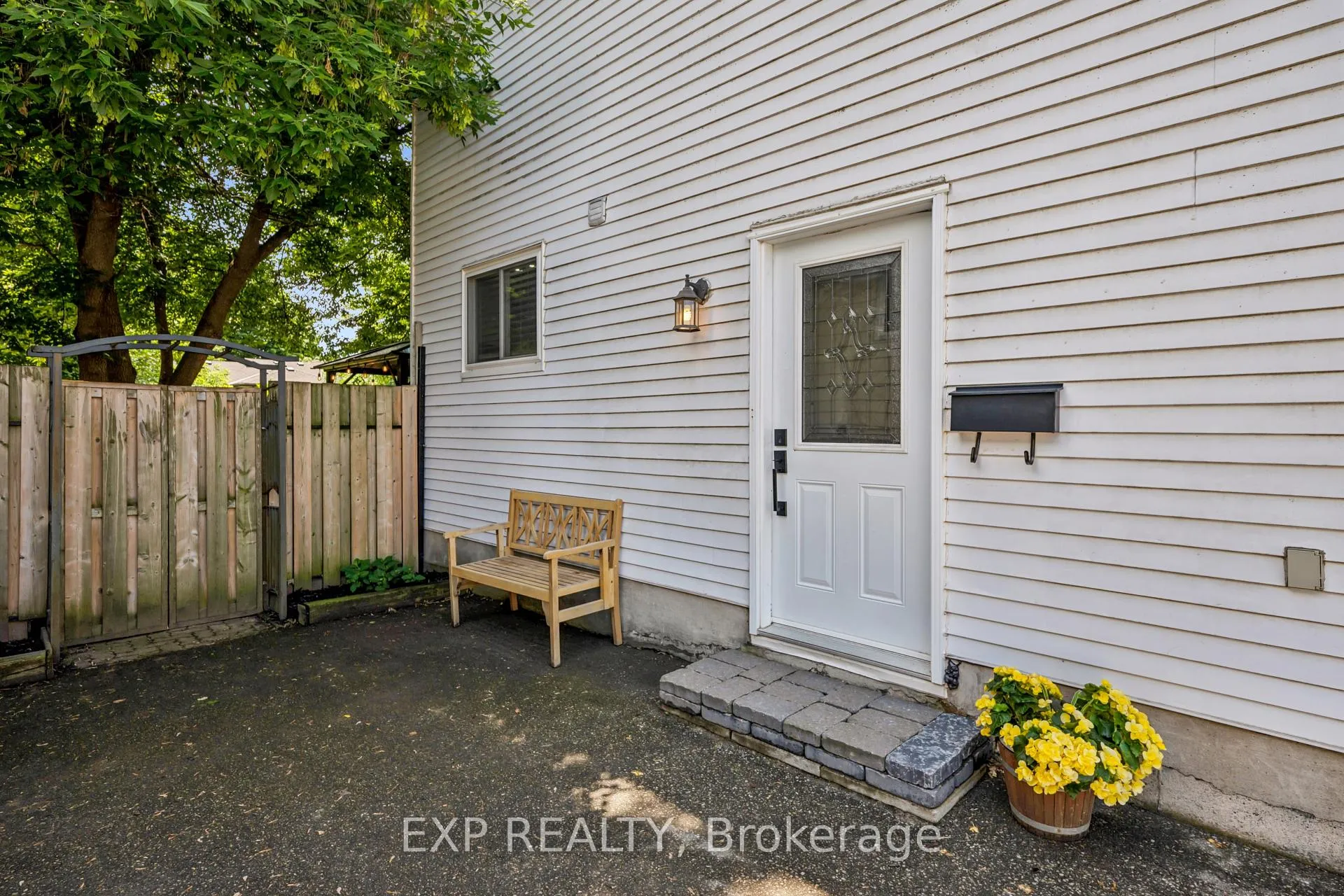 Photo 2 of 124 Sanderson Drive, Guelph, Willow West/Sugarbush/West Acres — HOMEH