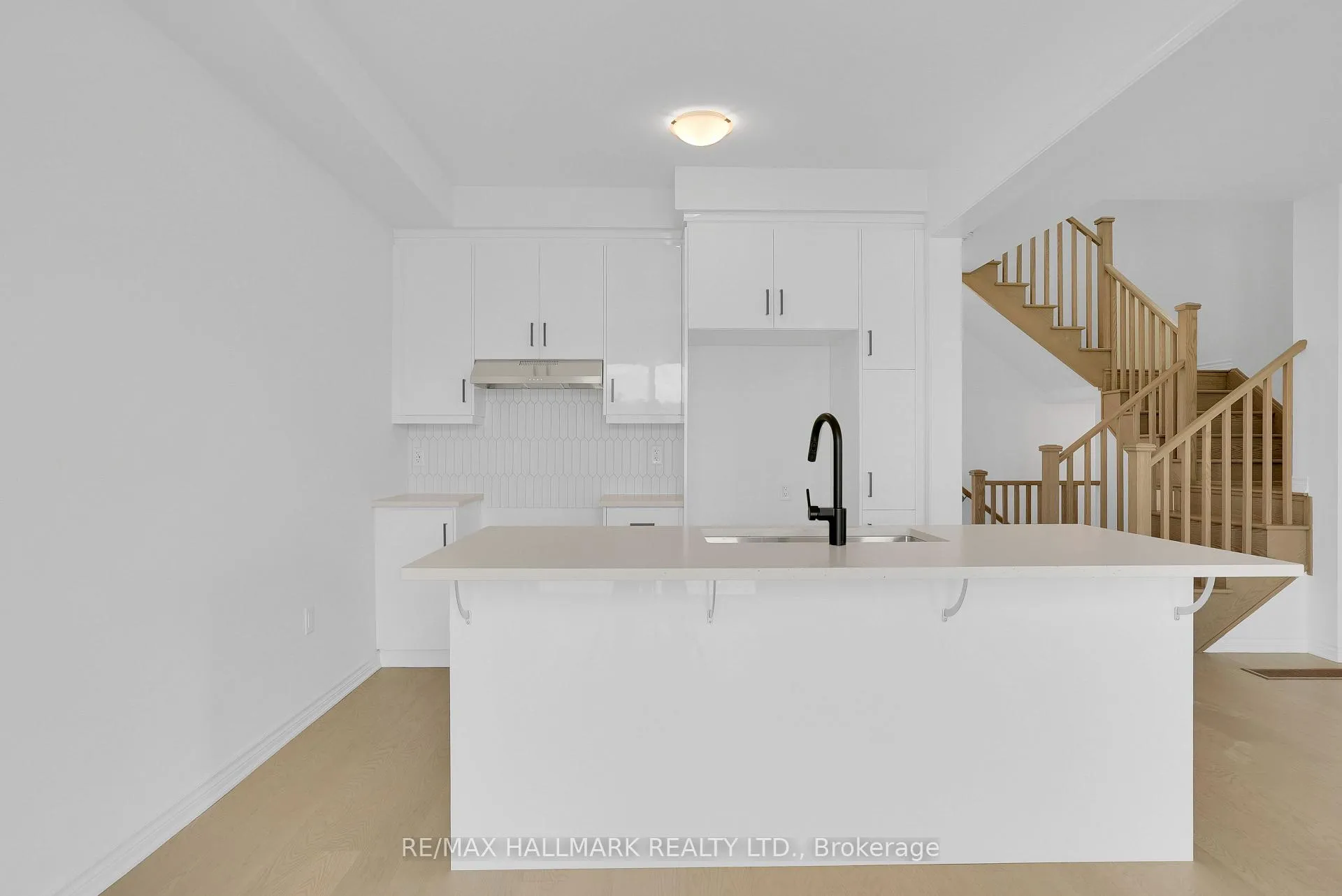 Photo 11 of 15 Foxley Heights, Barrie, Rural Barrie Southwest — HOMEH