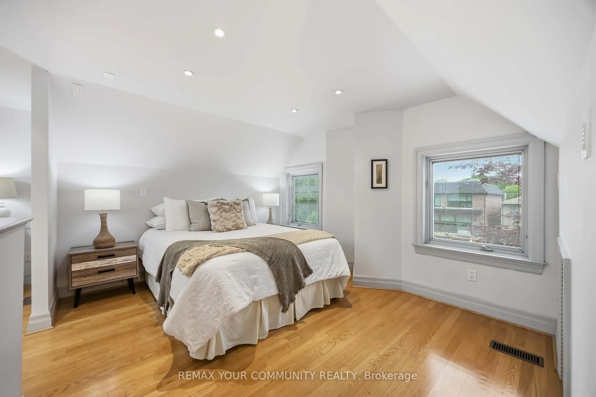 Photo 13 of 44 Castlefield Avenue, Toronto, Yonge-Eglinton — HOMEH