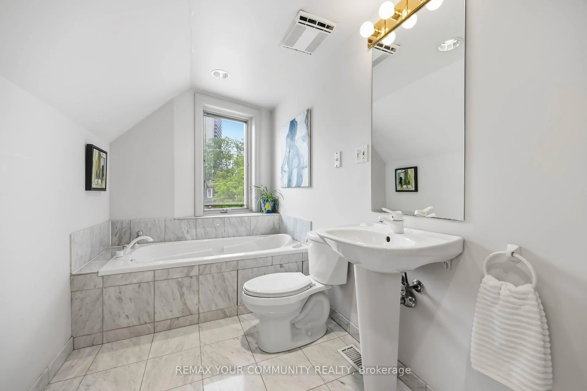 Photo 17 of 44 Castlefield Avenue, Toronto, Yonge-Eglinton — HOMEH