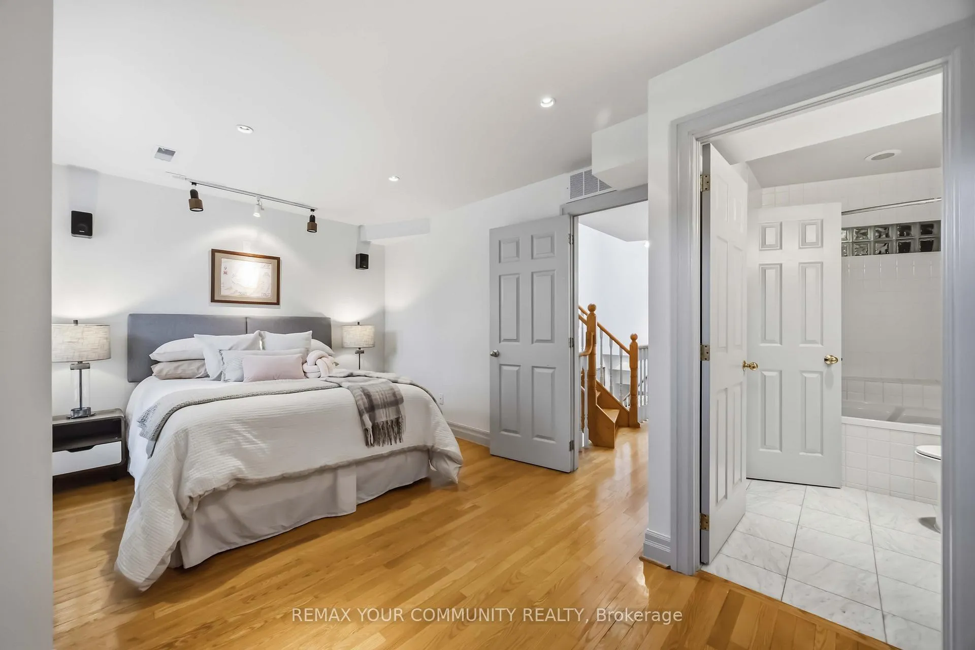 Photo 22 of 44 Castlefield Avenue, Toronto, Yonge-Eglinton — HOMEH