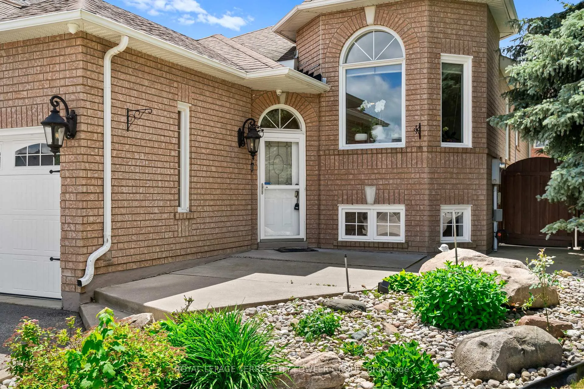 Photo 3 of 13 Liptay Avenue, Caledon, Bolton East — HOMEH