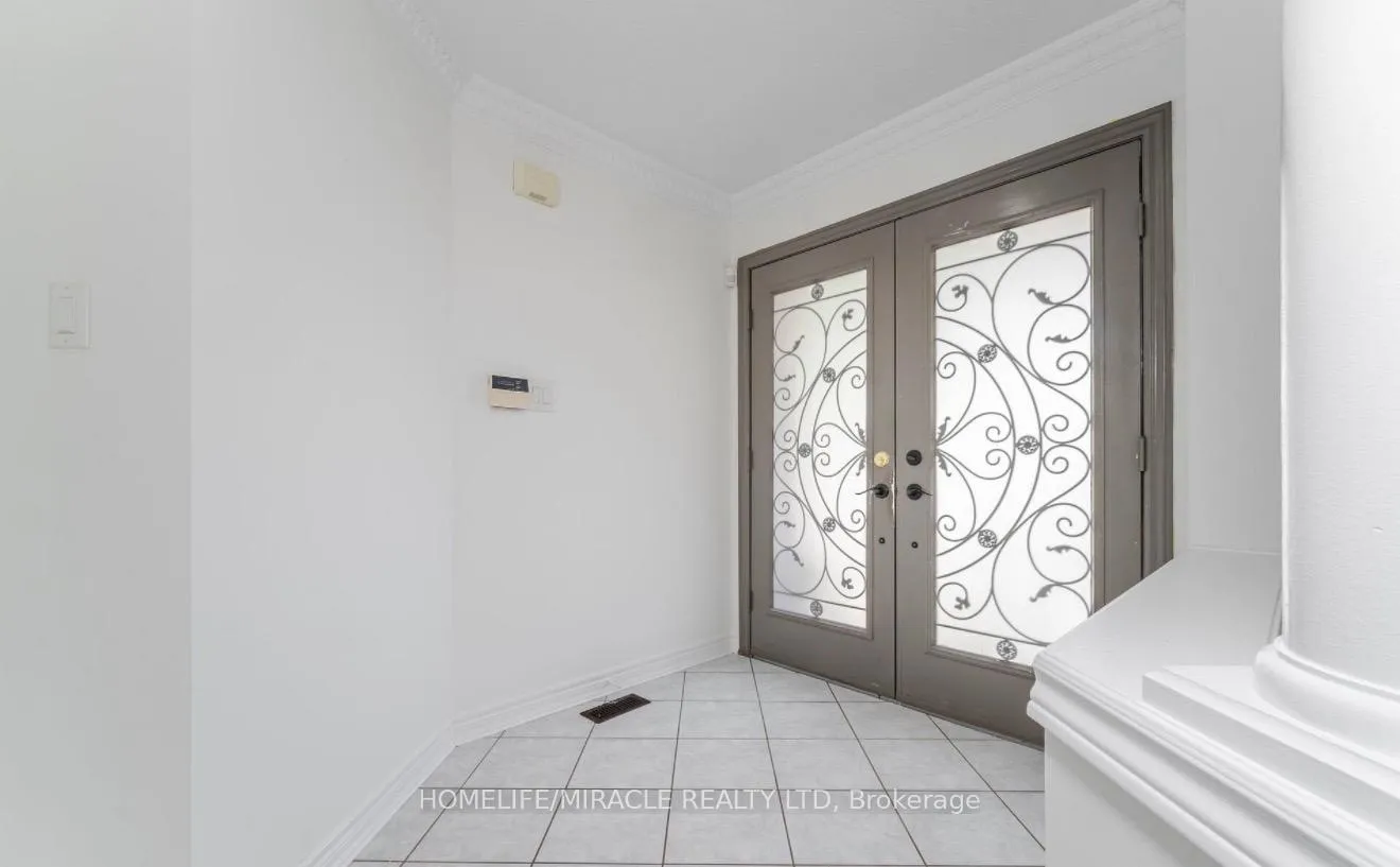 Photo 3 of 6 Baccarat Crescent, Brampton, Snelgrove — HOMEH