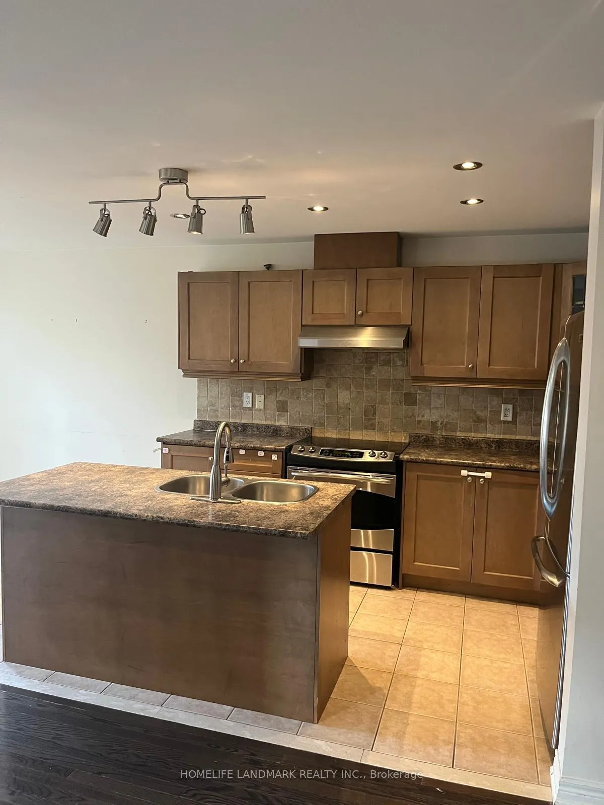 Photo 3 of 336 Drummond Drive, Vaughan, Maple — HOMEH