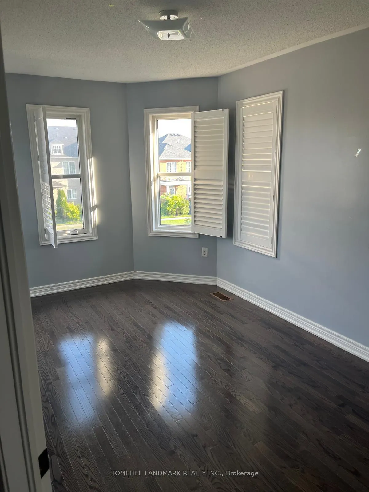 Photo 8 of 336 Drummond Drive, Vaughan, Maple — HOMEH