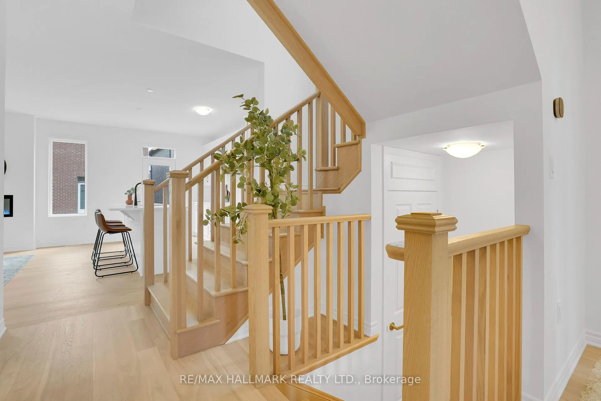 Photo 7 of 16 Foxley Heights, Barrie, Rural Barrie Southwest — HOMEH