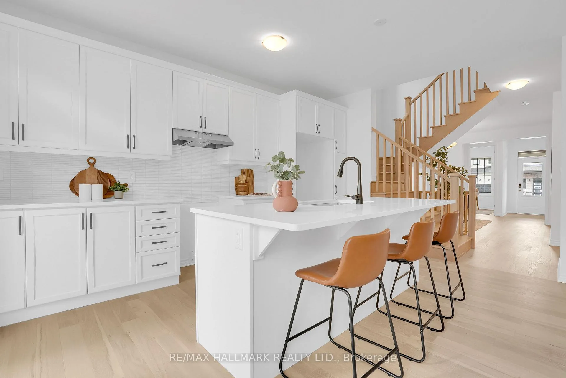 Photo 8 of 16 Foxley Heights, Barrie, Rural Barrie Southwest — HOMEH