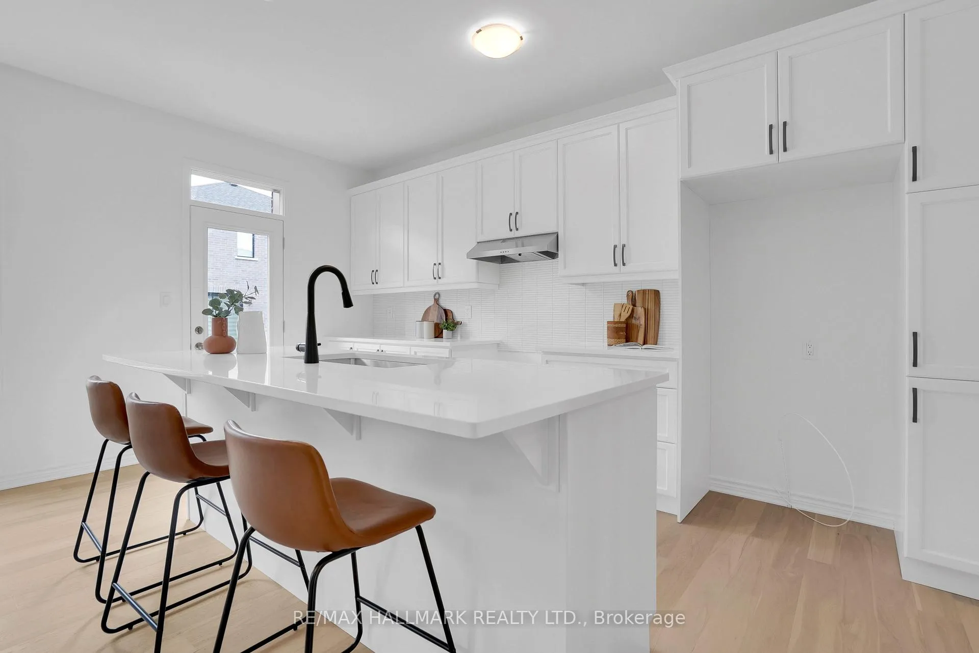 Photo 11 of 16 Foxley Heights, Barrie, Rural Barrie Southwest — HOMEH