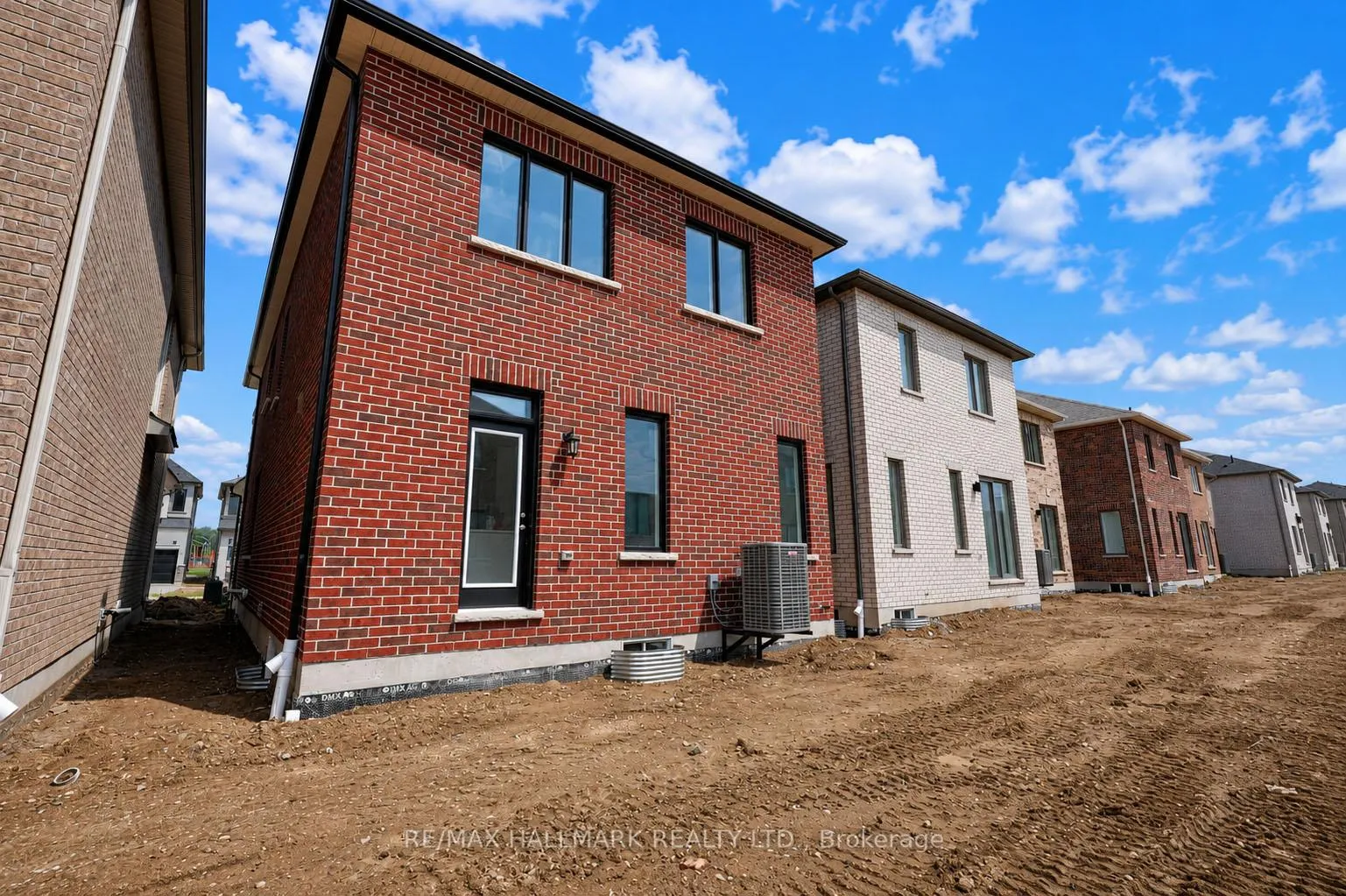 Photo 32 of 16 Foxley Heights, Barrie, Rural Barrie Southwest — HOMEH
