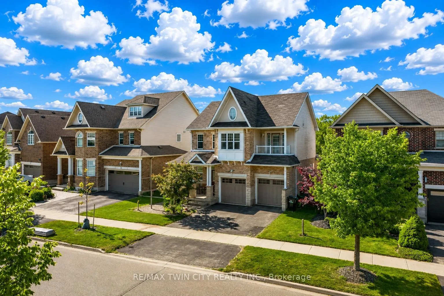 Photo 2 of 27 Tremaine Drive, Kitchener — HOMEH