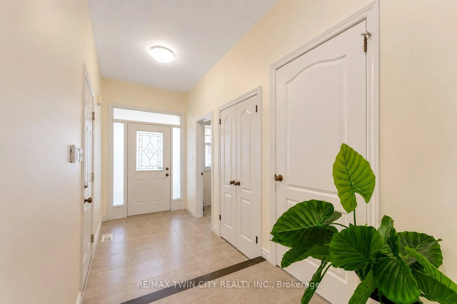 Photo 4 of 27 Tremaine Drive, Kitchener — HOMEH
