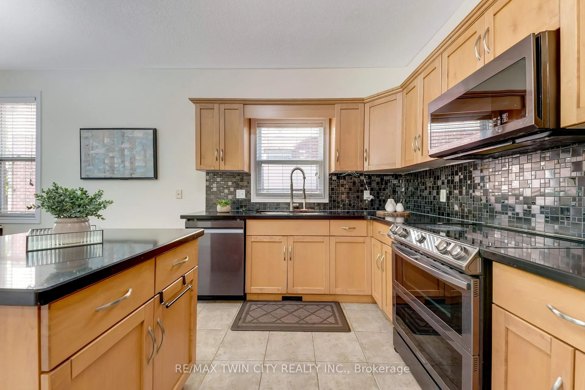 Photo 10 of 27 Tremaine Drive, Kitchener — HOMEH
