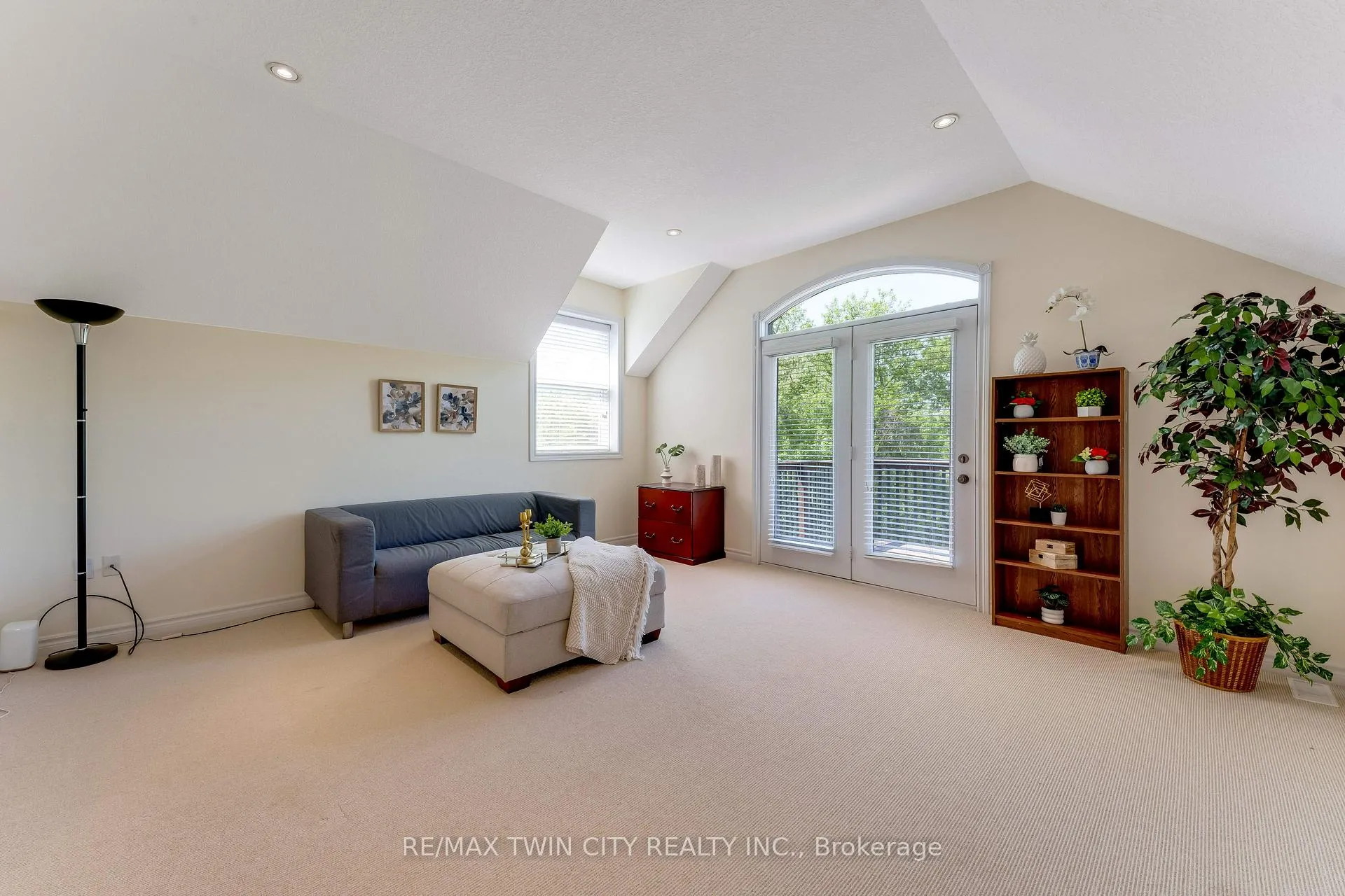 Photo 15 of 27 Tremaine Drive, Kitchener — HOMEH