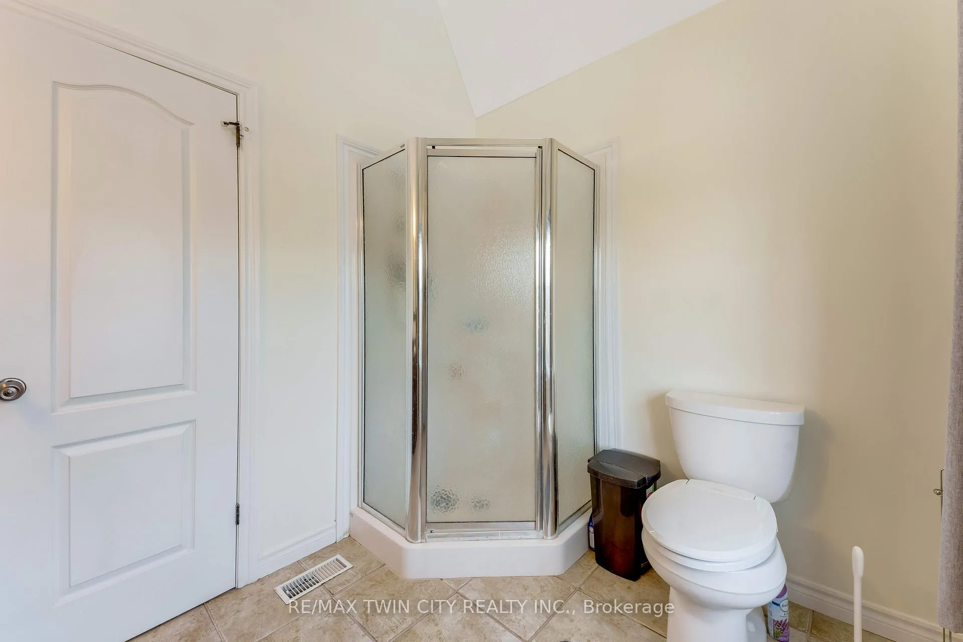 Photo 21 of 27 Tremaine Drive, Kitchener — HOMEH