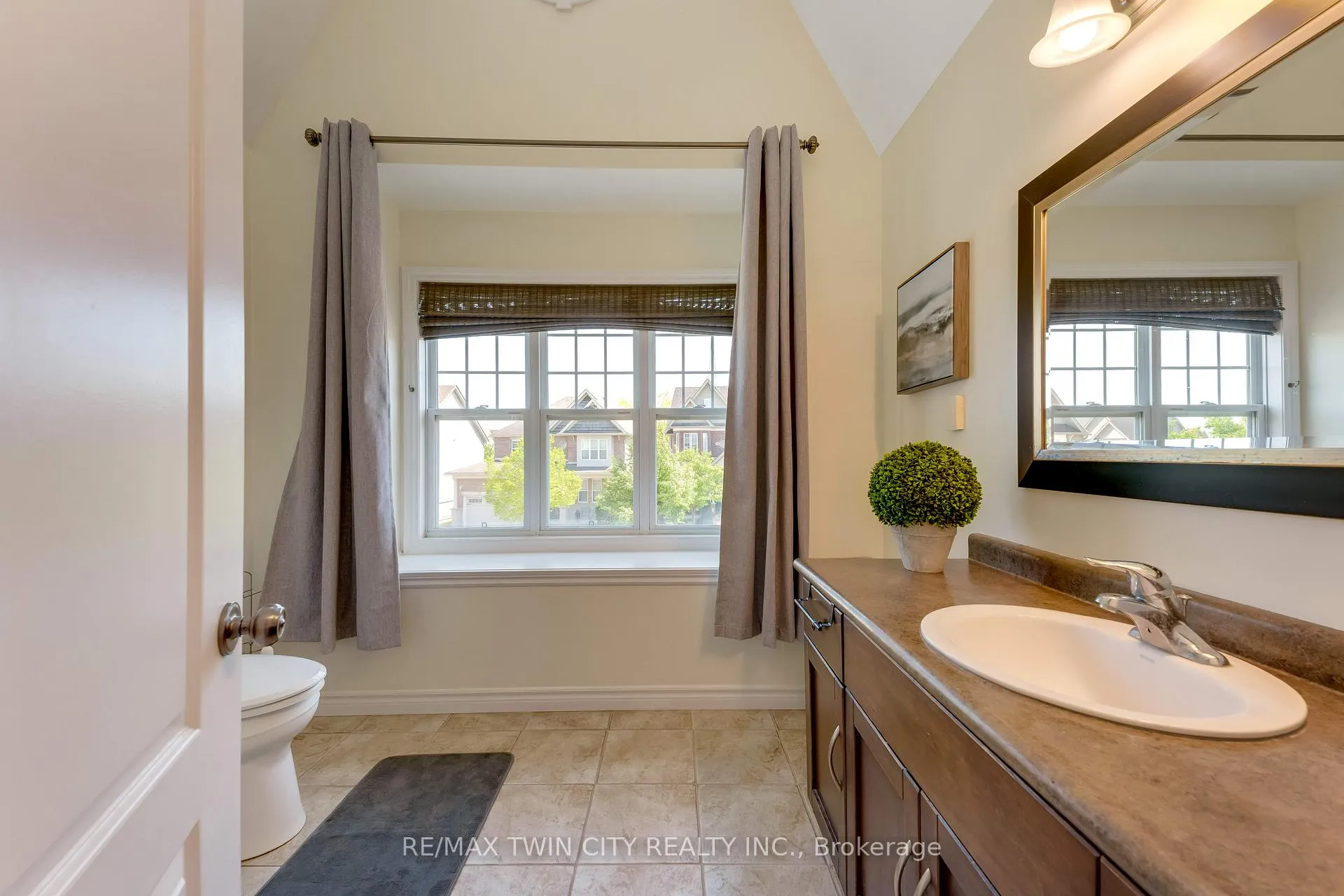 Photo 24 of 27 Tremaine Drive, Kitchener — HOMEH
